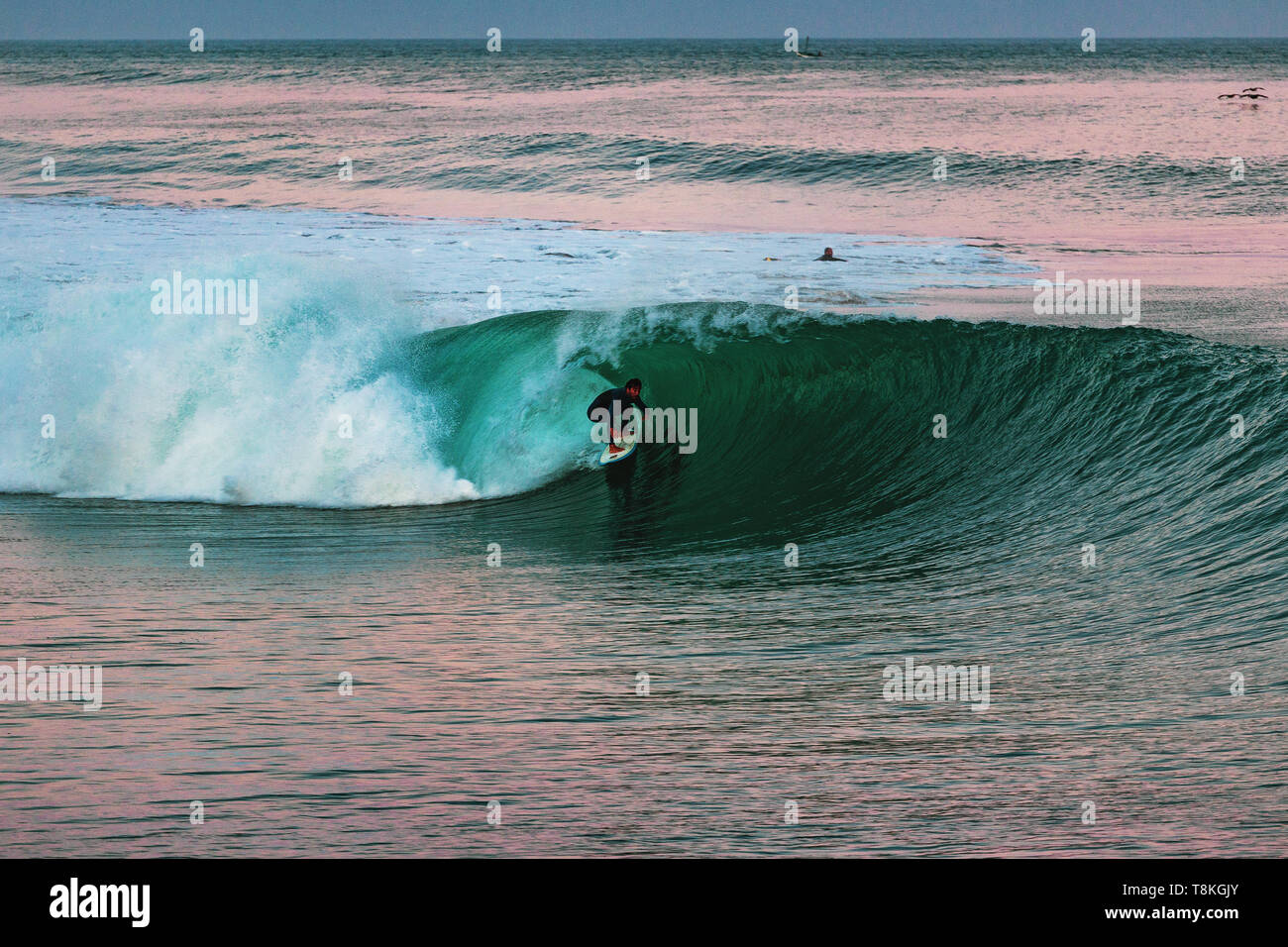 Session Surfig avec des vagues tubulaires parfaites à cabo blanco lima Pérou Banque D'Images