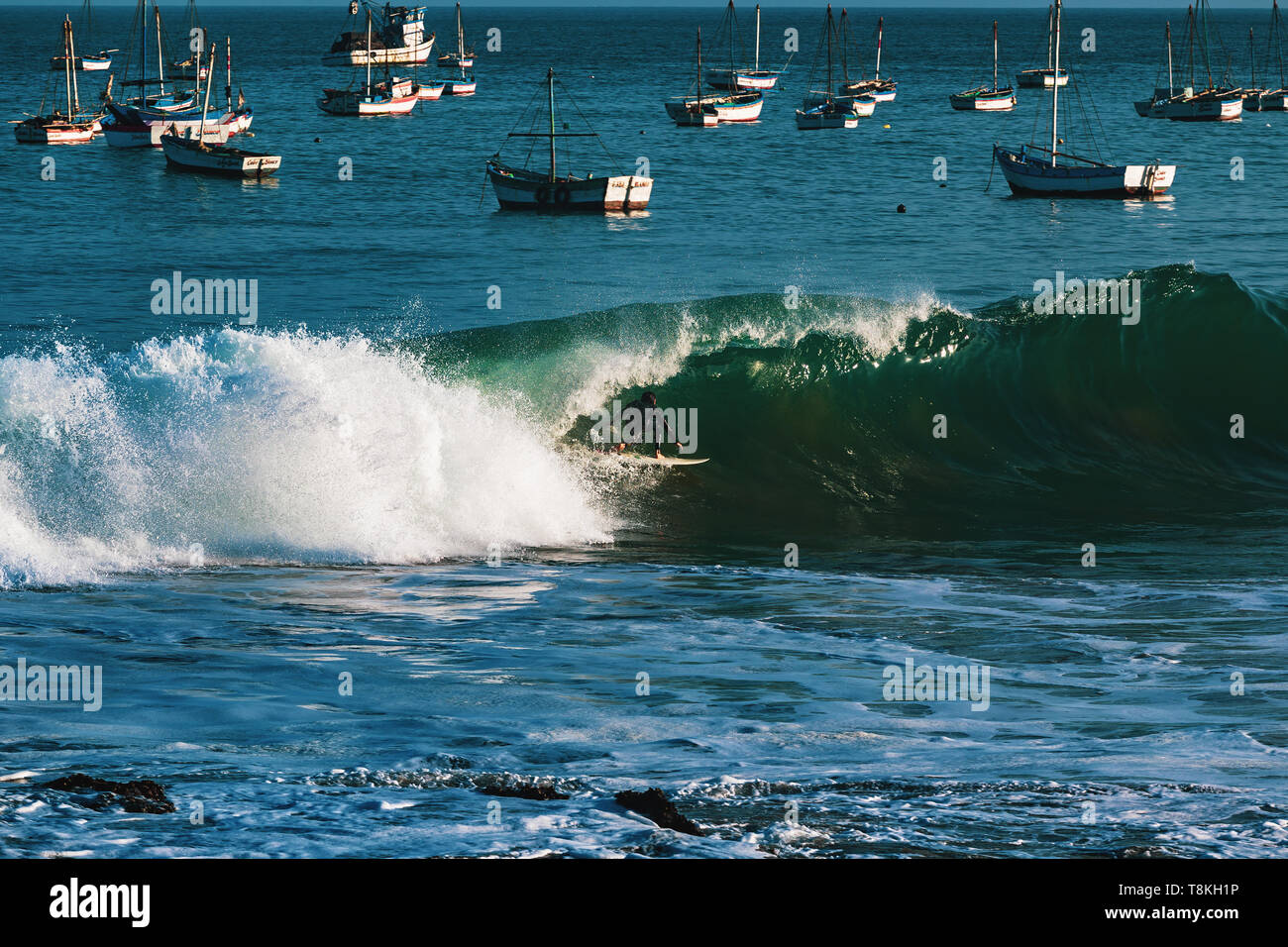 Session Surfig avec des vagues tubulaires parfaites à cabo blanco lima Pérou Banque D'Images