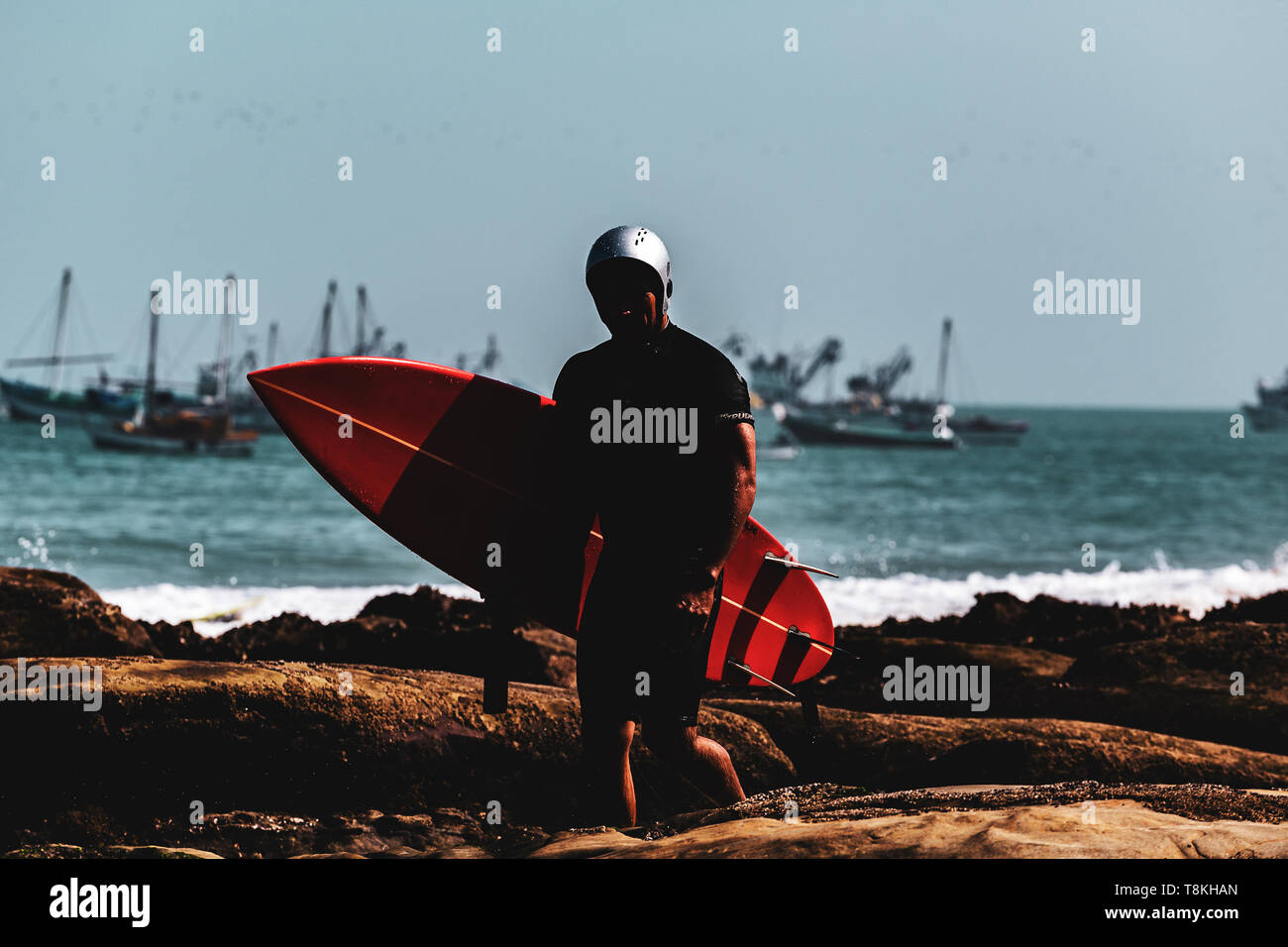 Session Surfig avec des vagues tubulaires parfaites à cabo blanco lima Pérou Banque D'Images