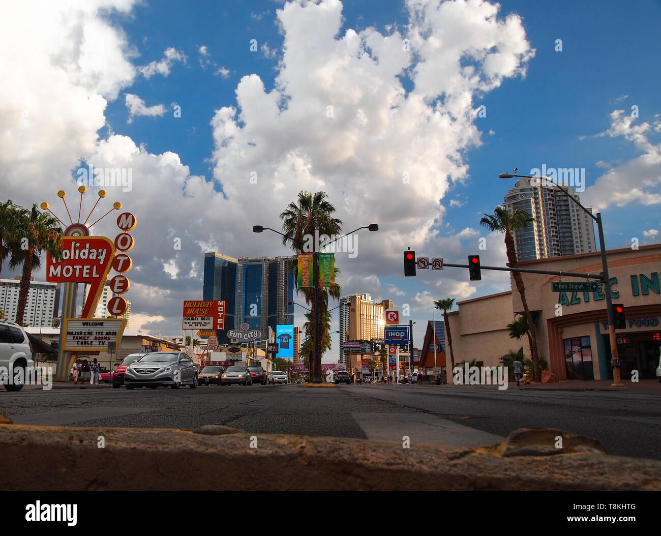 LAS VEGAS, NV - 20 juillet 2018 : une scène de rue à partir du sol, à la verticale du milieu de Las Vegas Boulevard sur un après-midi ensoleillé avec de lar Banque D'Images