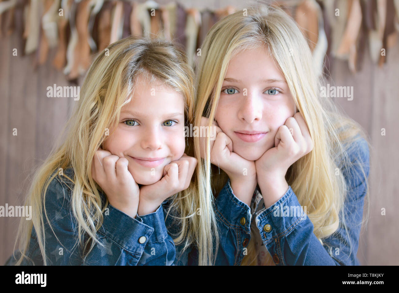 Deux jolies filles possing au studio Banque D'Images