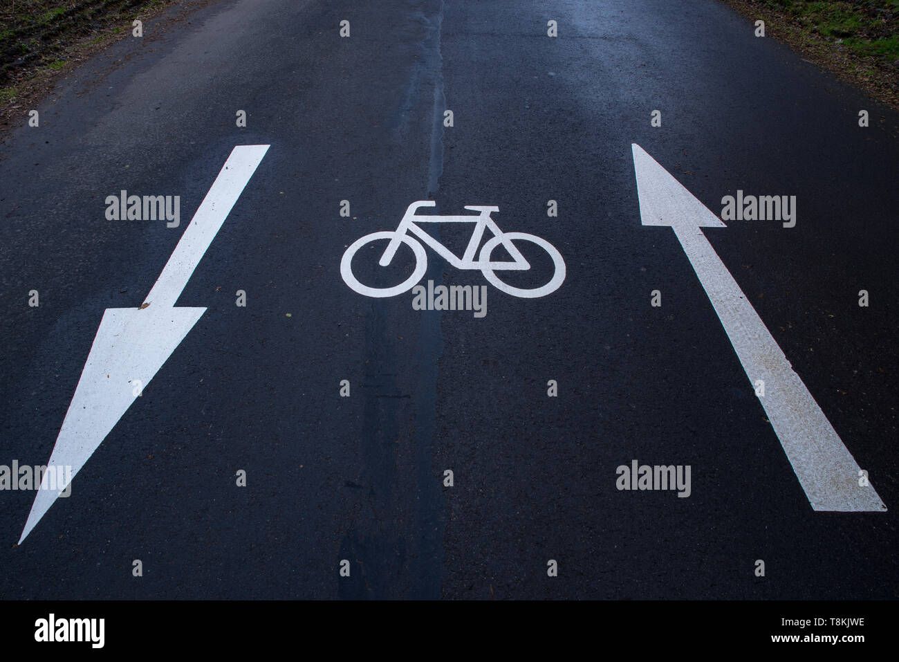 Location de signer avec deux flèches en tant que marque d'un vélo route Banque D'Images