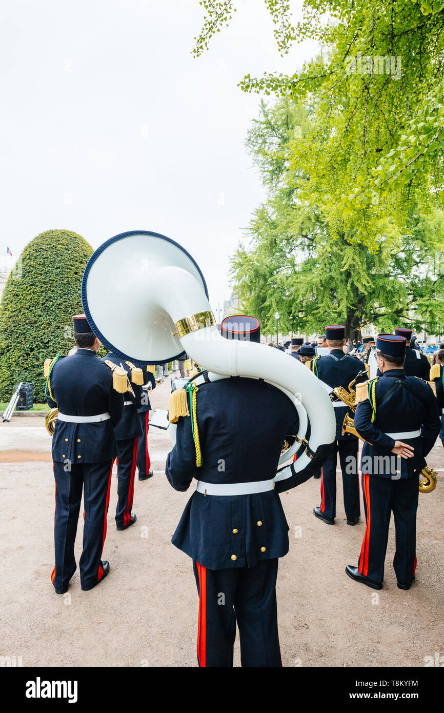 STRASBOURG, FRANCE - Le 8 mai 2017 : cérémonie pour marquer des alliés de l'Ouest Deux victoire en Europe de l'armistice marquant le 72e anniversaire de la victoire - jouer big brass tuba Banque D'Images