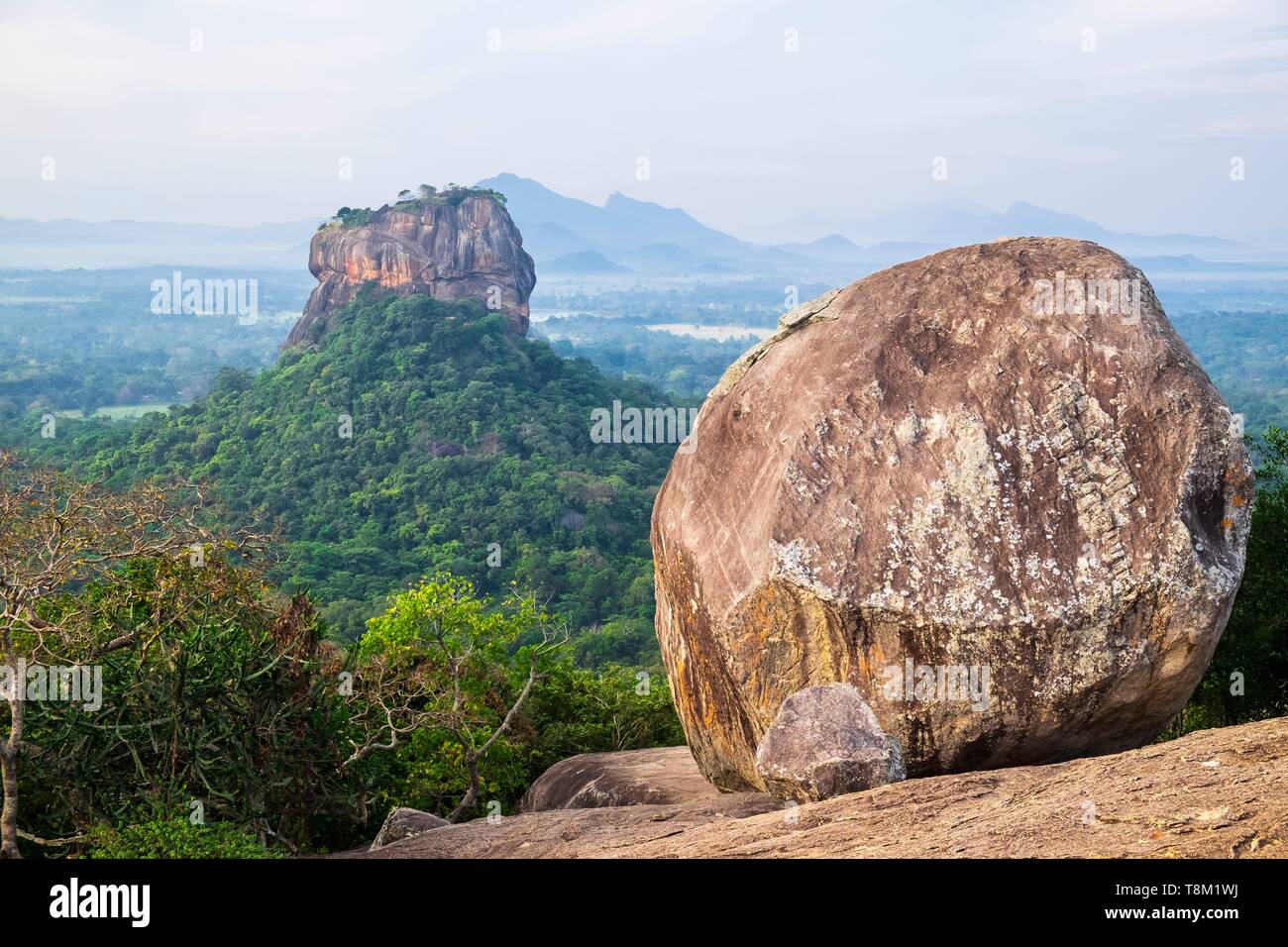 Sri Lanka, province, Sigiriya, vue de Pidurangala rock sur le rocher du Lion, site archéologique de l'ancienne capitale royale du Sri Lanka, Site du patrimoine mondial de l'UNESCO Banque D'Images