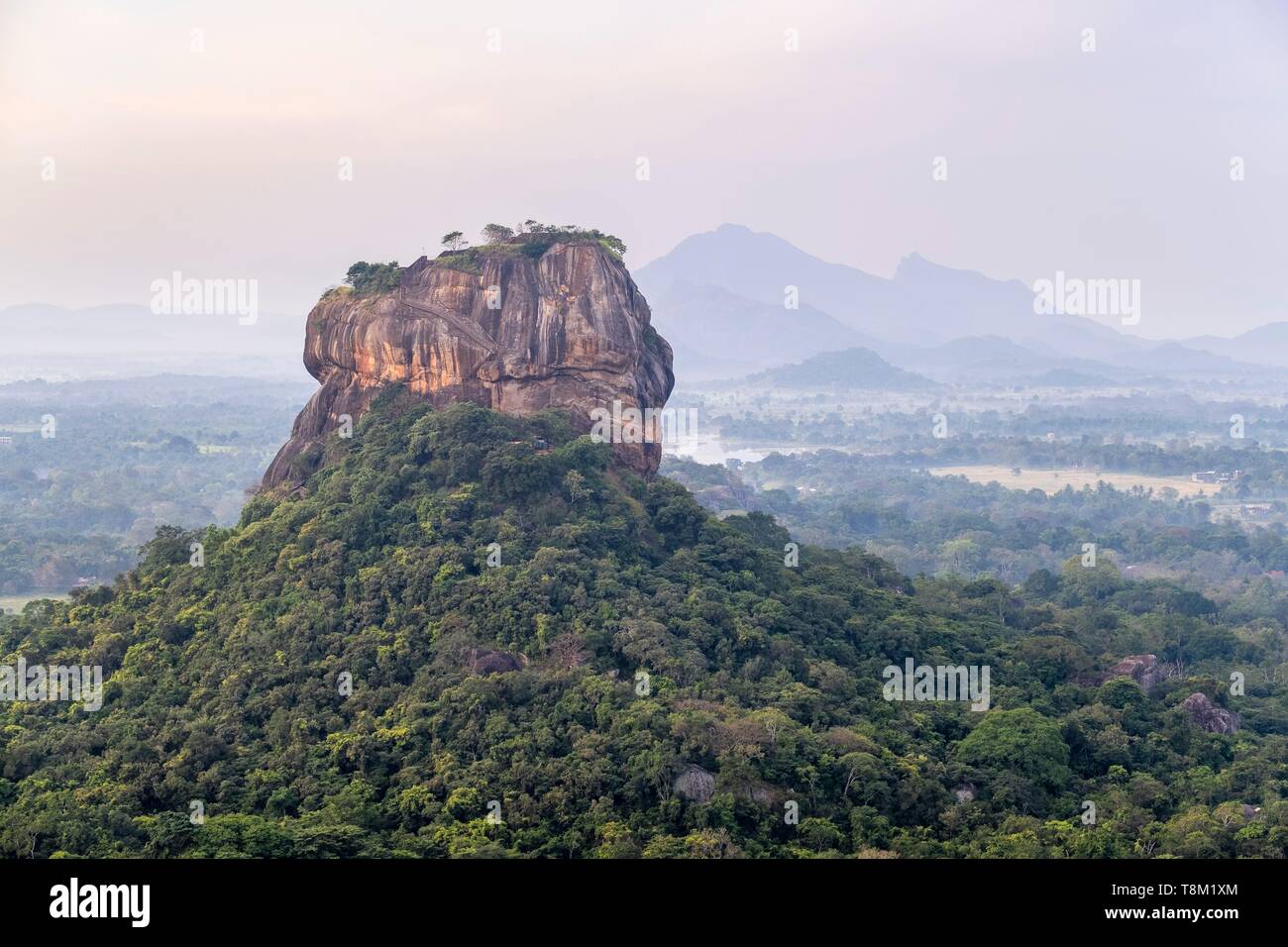 Sri Lanka, province, Sigiriya, vue de Pidurangala rock sur le rocher du Lion, site archéologique de l'ancienne capitale royale du Sri Lanka, Site du patrimoine mondial de l'UNESCO Banque D'Images