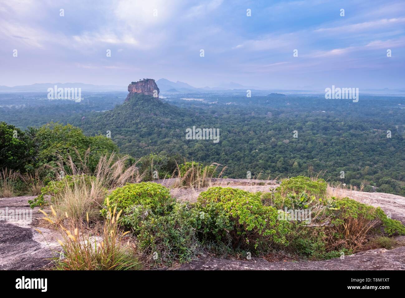 Sri Lanka, province, Sigiriya, vue de Pidurangala rock sur le rocher du Lion, site archéologique de l'ancienne capitale royale du Sri Lanka, Site du patrimoine mondial de l'UNESCO Banque D'Images