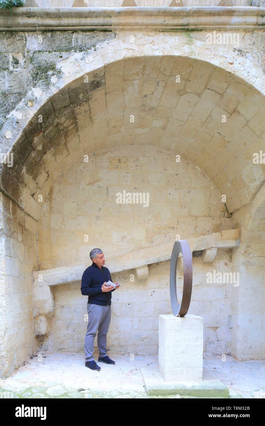 L'Italie, la Basilicate, Matera, vieille ville troglodytique classée au Patrimoine Mondial de l'UNESCO, Capitale européenne de la Culture 2019, Sassi di Matera Sasso, le Dodici Lune, MUSMA (Museo della Scultura Contemporanea) logés dans le Palais Pomarici (17ème siècle), la sculpture de Mauro Staccioli Banque D'Images