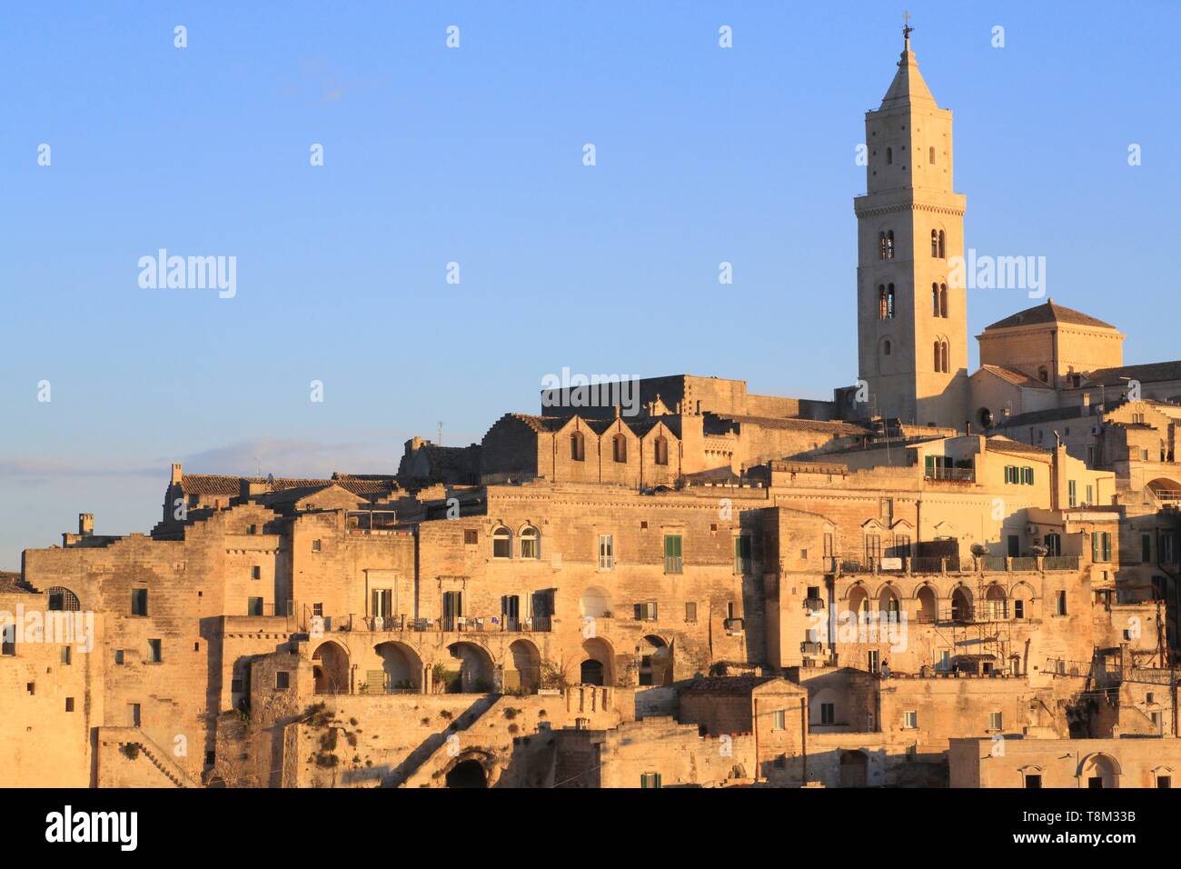 L'Italie, la Basilicate, Matera, vieille ville troglodytique classée au Patrimoine Mondial de l'UNESCO, Capitale européenne de la Culture 2019, Sassi di Matera, Sasso Barisano et la cathédrale (Duomo) Banque D'Images