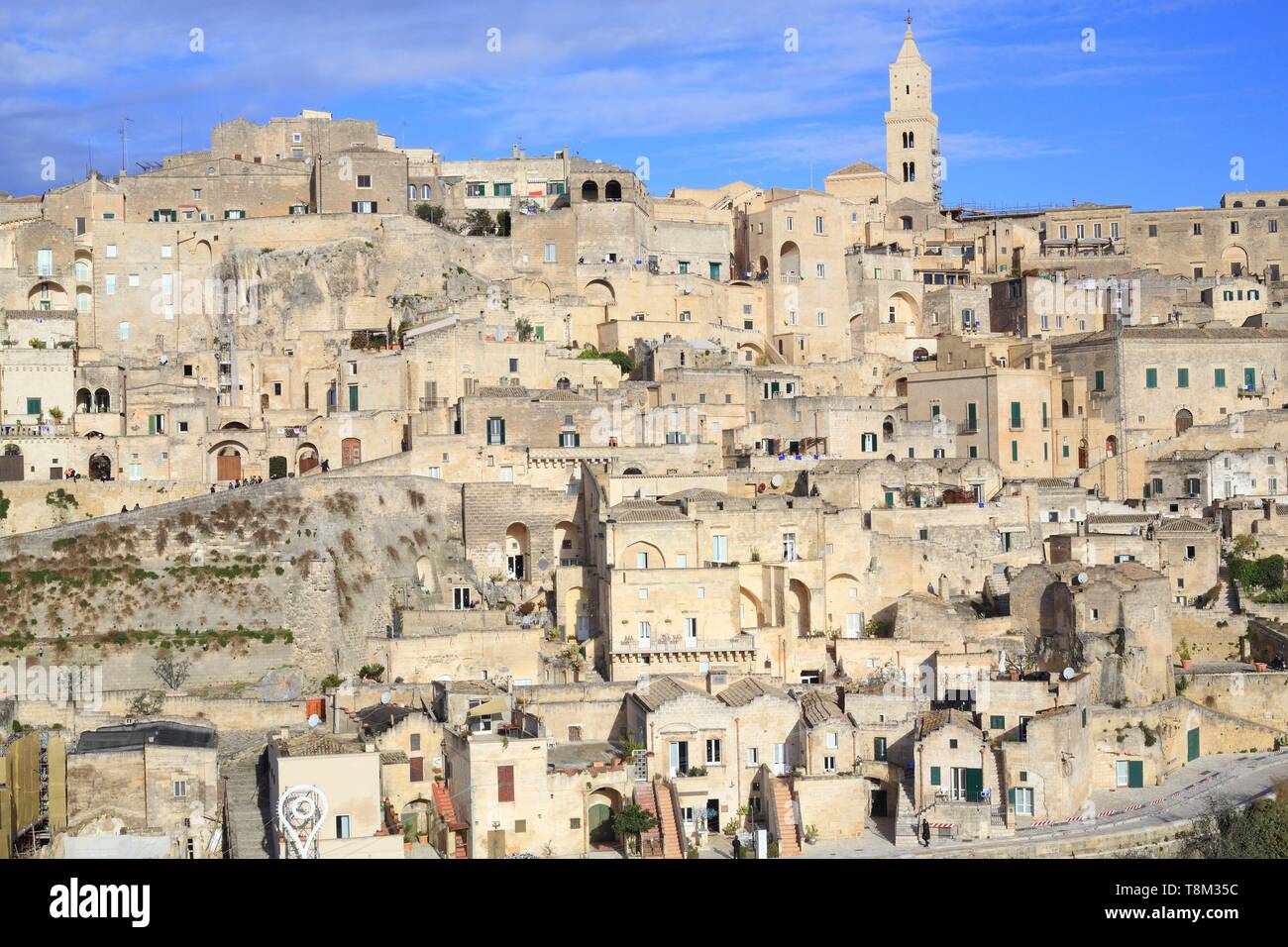 L'Italie, la Basilicate, Matera, vieille ville troglodytique classée au Patrimoine Mondial de l'UNESCO, Capitale européenne de la Culture 2019, Sassi di Matera et sa cathédrale (Duomo) Banque D'Images