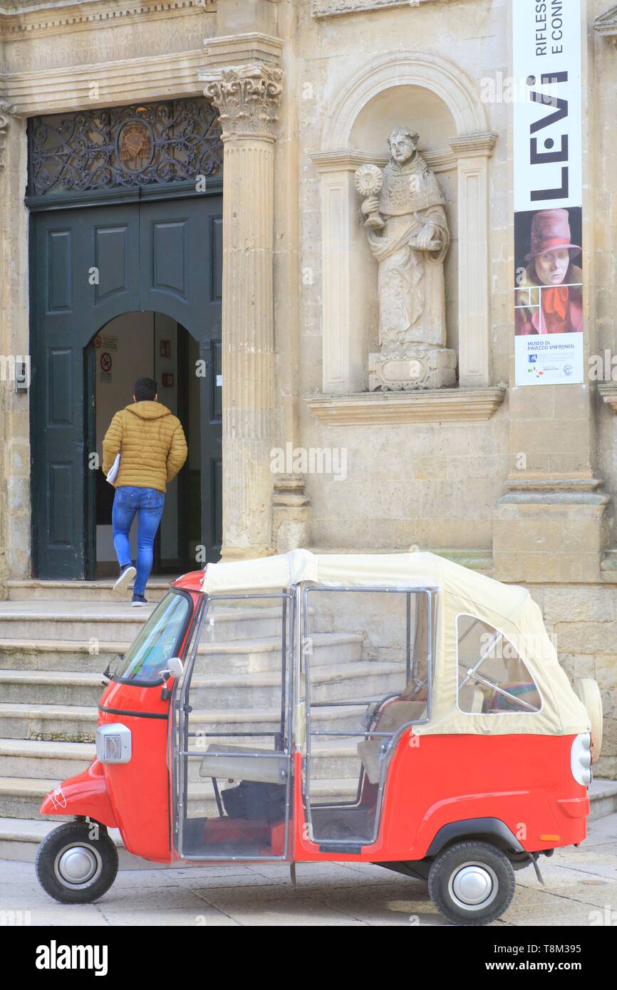 L'Italie, la Basilicate, Matera, Capitale européenne de la Culture 2019, le Palazzo Lanfranchi (17ème siècle) abrite le Musée National d'art médiéval et moderne de la Basilicate avec un singe (Piaggio moto van) en premier plan Banque D'Images