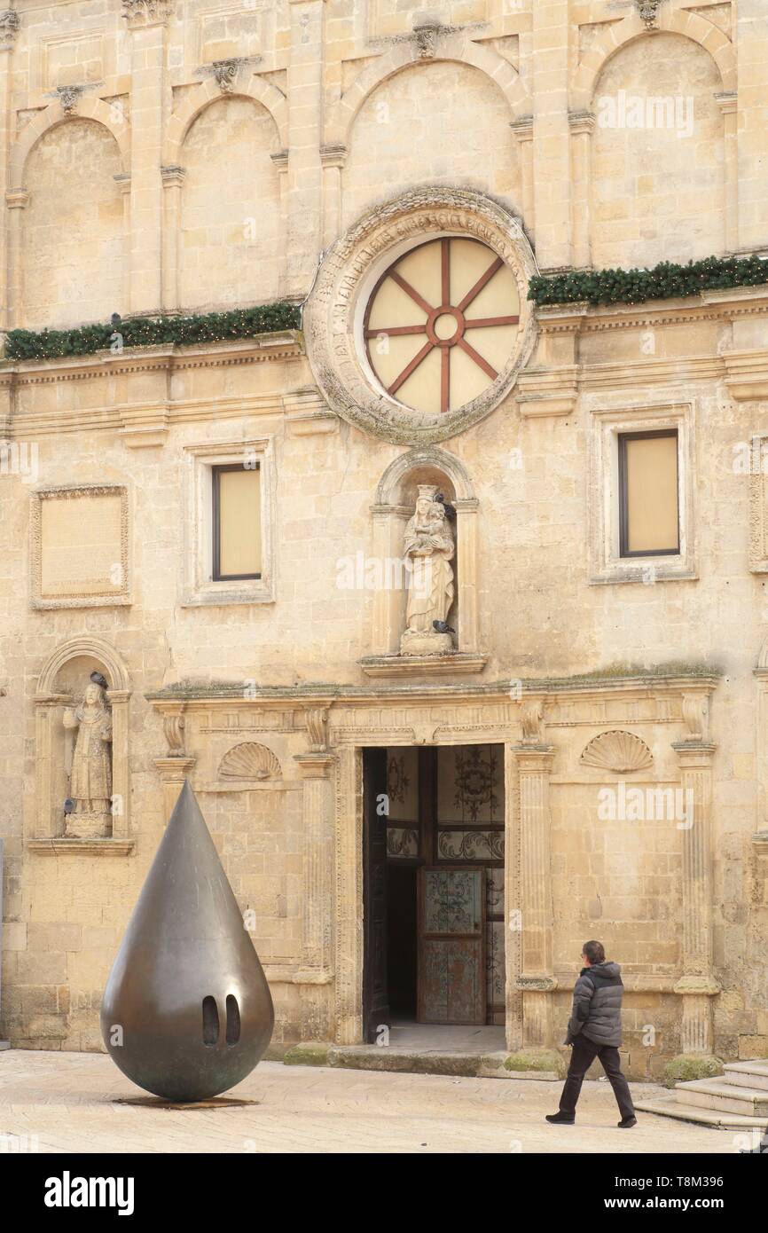 L'Italie, la Basilicate, Matera, Capitale européenne de la Culture 2019, le Palazzo Lanfranchi (17ème siècle) abrite le Musée National d'art médiéval et moderne de la Basilicate avec sa sculpture La Goccia d'Kengiro Azumaqui Banque D'Images