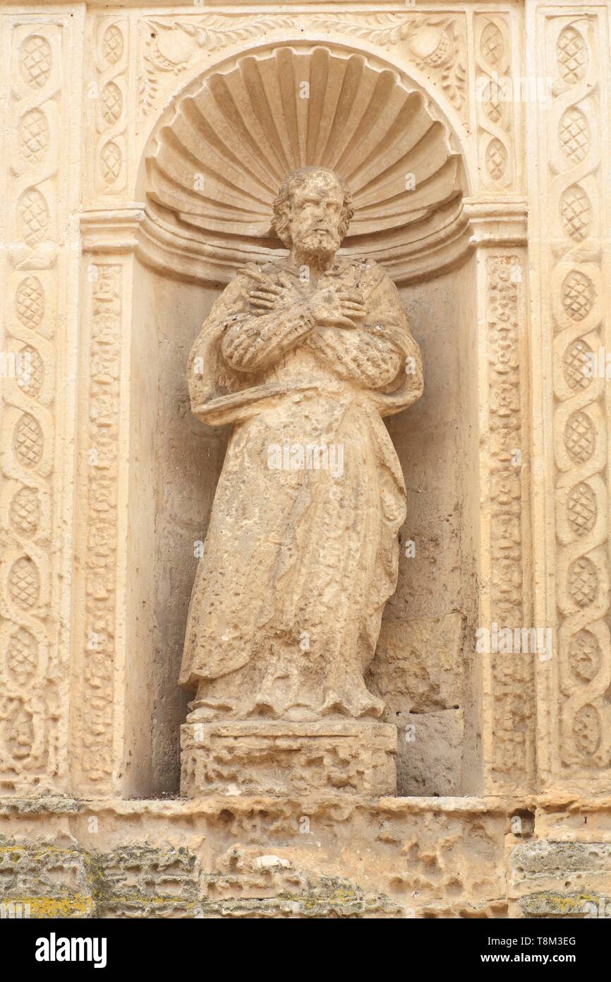 L'Italie, la Basilicate, Matera, Via Domenico Ridola, Capitale européenne de la Culture 2019, la statue de Saint François sur la façade de l'église de Santa Chiara (17e siècle) Banque D'Images