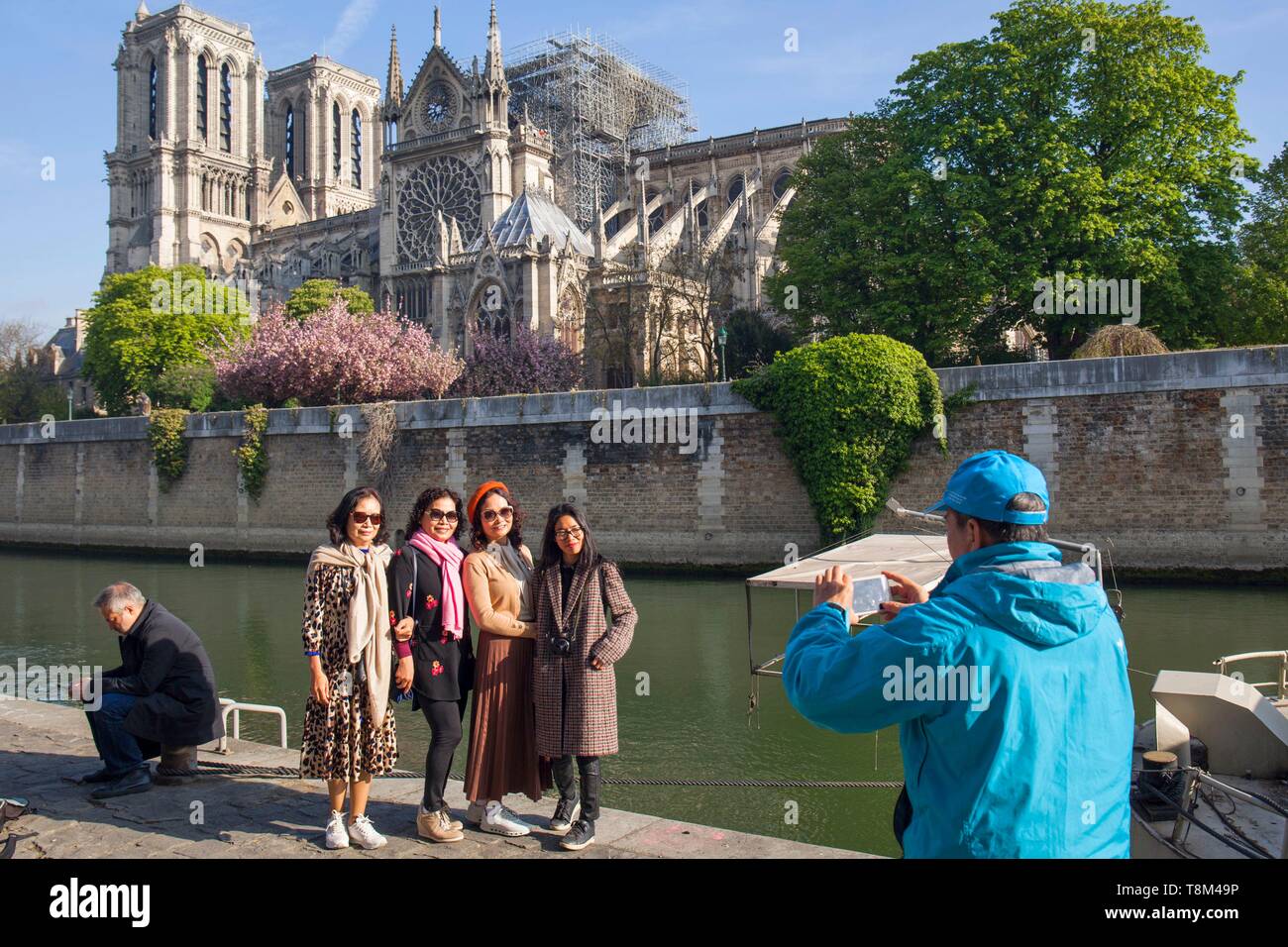 France, Paris, Notre Dame de Paris, deux jours après l'incendie, le 17 avril 2019, les touristes asiatiques se faire photographier devant la cathédrale du quai de Montebello Banque D'Images