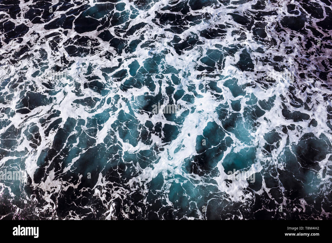 Les vagues écumeuses déclenché par un traversier traversant le détroit de Gibraltar entre Tanger, Maroc et Algeciras, Espagne. Banque D'Images