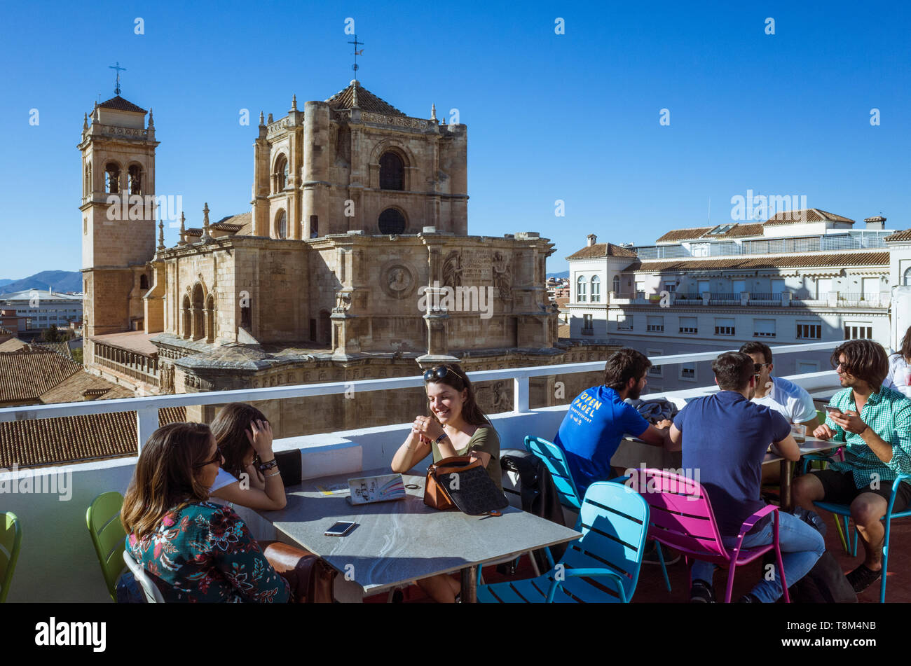 Grenade, Andalousie, Espagne : les jeunes se détendre au bar sur le toit de l'hôtel Los Jeronimos en face de la Renaissance Real Monasterio de San Jerónimo b Banque D'Images