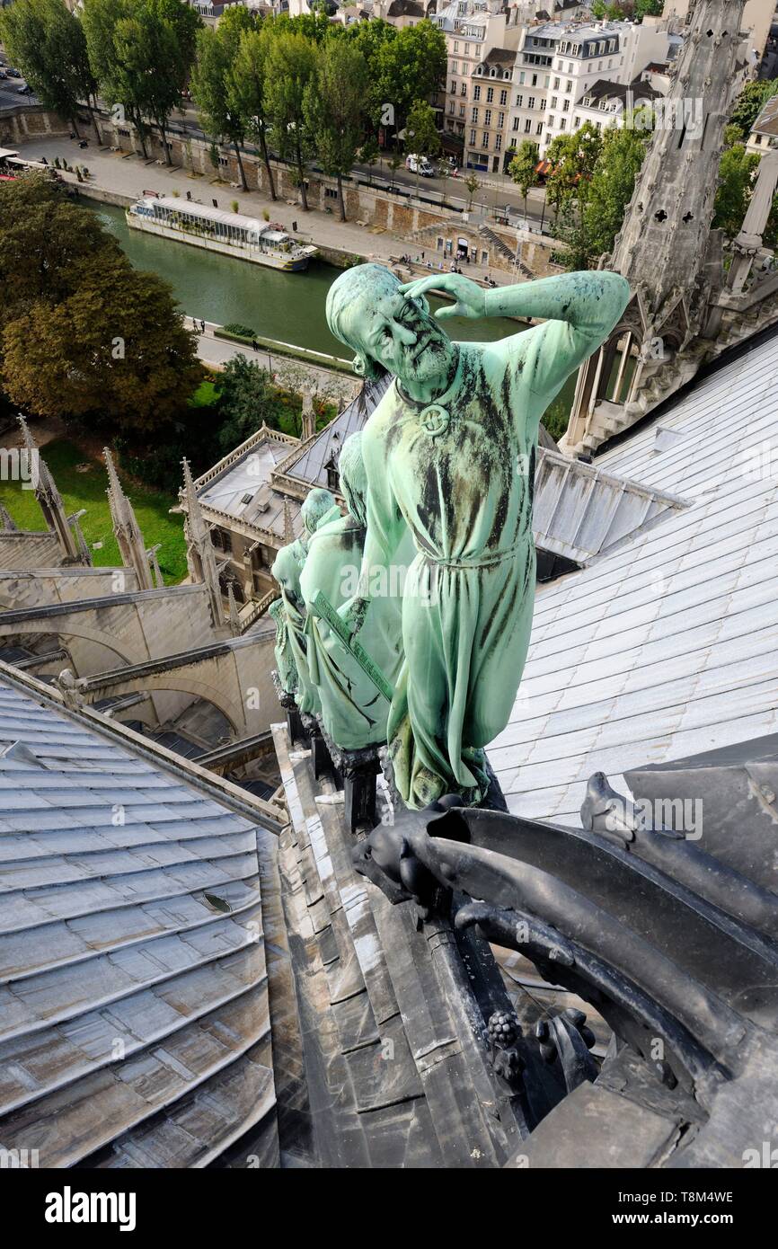 https://c8.alamy.com/compfr/t8m4we/france-paris-region-classee-au-patrimoine-mondial-de-l-unesco-l-ile-de-la-cite-la-cathedrale-notre-dame-la-fleche-domine-les-statues-de-cuivre-vert-des-douze-apotres-avec-les-symboles-des-quatre-evangelistes-viollet-le-duc-s-est-represente-lui-meme-sous-les-traits-de-saint-thomas-avec-son-set-square-t8m4we.jpg