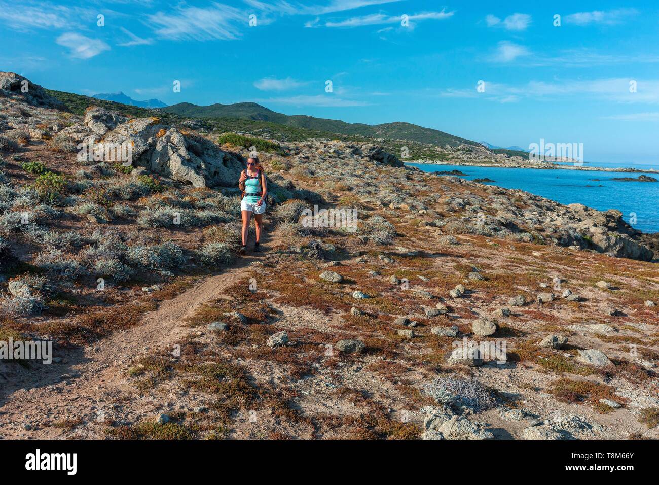 France, Haute Corse, désert des Agriates, woman hiking Banque D'Images