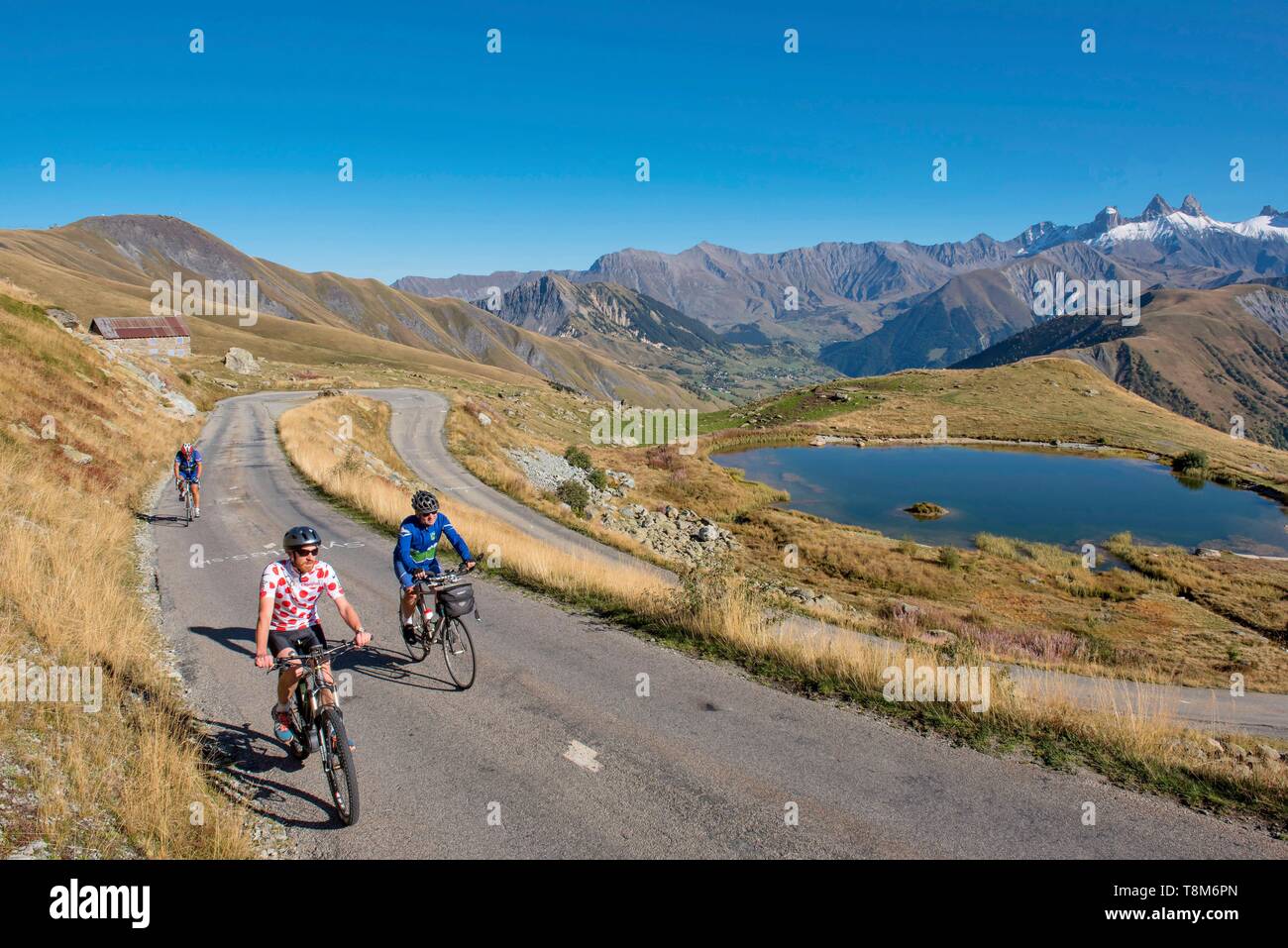 France, Savoie, Saint Jean de Maurienne, le plus grand sentier de randonnée à vélo dans le monde a été créé dans un rayon de 50 km autour de la ville. En vertu de la Croix de fer Col, vue de cyclistes et le lac Laitelet et les aiguilles d'Arves Banque D'Images