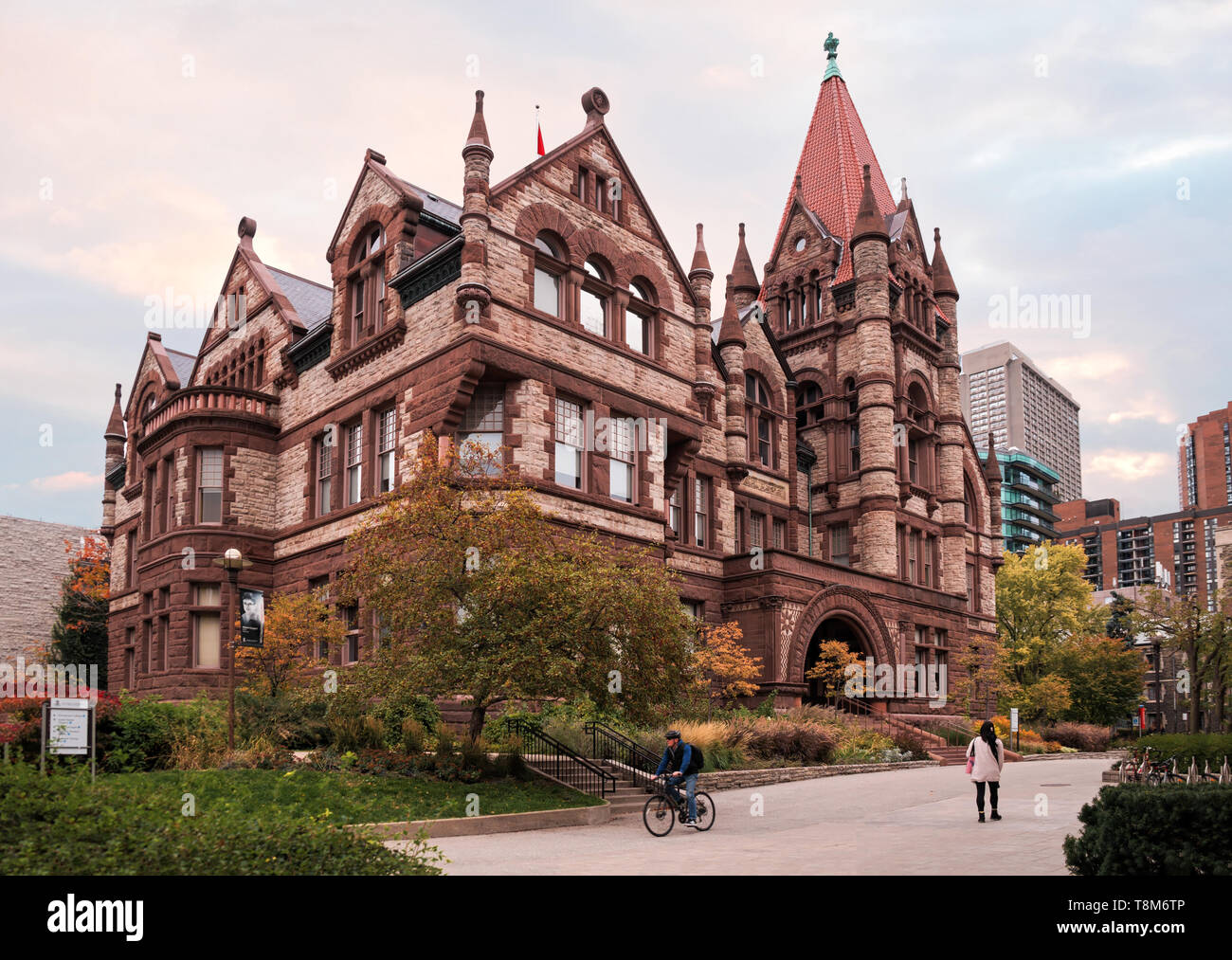 Toronto, Canada - 2010 Automne 2018 : coucher de soleil sur l'Old Vic, le plus ancien bâtiment du Victoria College de l'Université de Toronto. Old Vic est un e Banque D'Images
