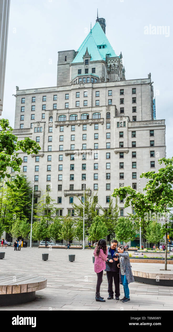 Façade est de l'hôtel Fairmont de Vancouver avec les touristes en premier plan sur Vancouver Art Gallery North Plaza. Banque D'Images