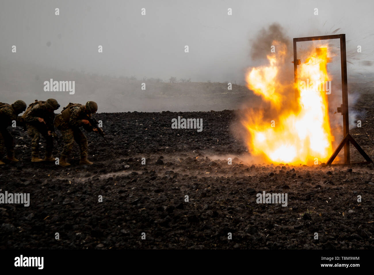 Les Marines américains avec Combat Assault Company, attaché au 2e Bataillon, 3e Régiment de Marines, la conduite tactique de démolition violer au cours de l'effort II Bougainville sur Rang 9, zone d'entraînement de Pohakuloa, New York, 12 mai 2019. Bougainville II est la deuxième phase de la formation avant le déploiement effectué par le bataillon afin de renforcer la cohésion de l'unité et la préparation au combat. (U.S. Marine Corps photo par Lance Cpl. Jacob Wilson) Banque D'Images