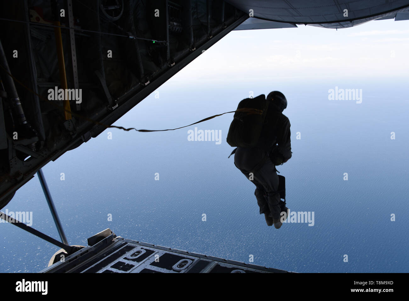 Un matelot de la marine hellénique saute hors de la U.S. Air Force C-130J Super Hercules dans la mer Égée, au cours de l'exercice de vol VI, Cerberus, 9 mai 2019, au large de la Grèce. Cerberus est volé l'exercice annuel d'un événement de formation bilatérale avec l'Armée de l'Air hellénique visant à accroître l'interopérabilité des capacités de transport aérien et le biais d'opérations aériennes conjointes de formation, y compris les opérations d'évacuation aéromédicale et capacités de transport aérien et airdrop. (U.S. Photo de l'Armée de l'air Milton SrA Hamilton) Banque D'Images
