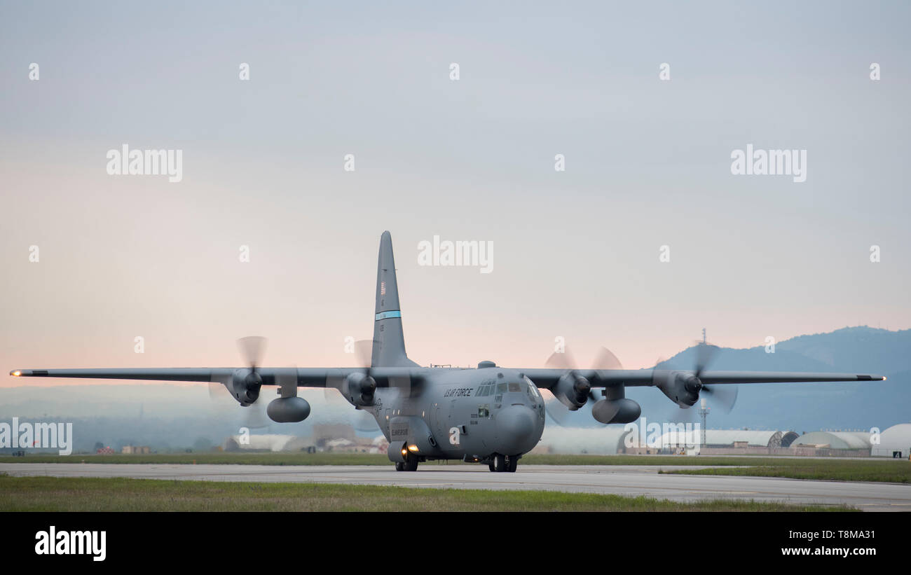 Un C-130H Hercules, exploité par le 142e Escadron de transport aérien, 166e Airlift Wing, New York Air National Guard Air Guard Station de New Castle, Delaware, atterrit à la base aérienne d'Aviano, en Italie, le 9 mai 2019, pour participer à l'exercice 2019 d'intervention immédiate. Réponse immédiate est un exercice multinational dirigé par les forces armées croates, les forces armées slovènes de l'armée américaine et l'Europe. (U.S. Photo de l'Armée de l'air par le sergent. Zachary Cacicia) Banque D'Images