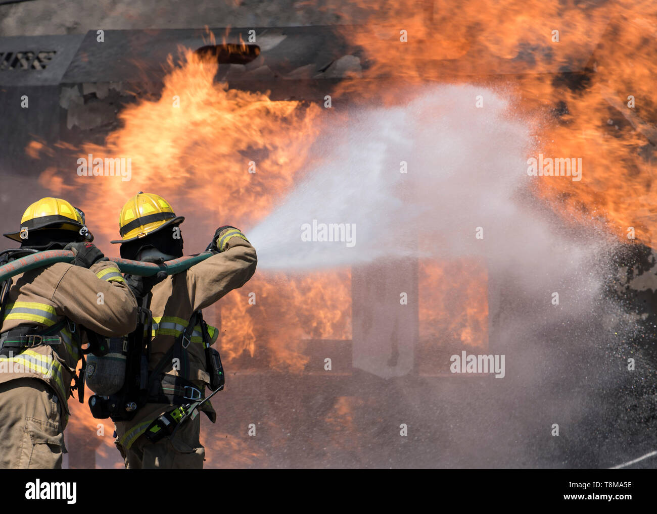 Les pompiers du service des incendies de Airway Heights terrasser un flexible à l'approche de l'écrasement d'un hélicoptère formateur pendant un exercice d'intervention en cas d'accident grave percer près de Fairchild Air Force Base, Washington, 9 mai 2019. Dans le cas d'un incident militaire de base, premiers répondants la tombe sur la communauté qu'il survient. Les accords de partenariat de l'équipe maintient Fairchild avec les autorités locales pour aider à gérer les incidents à l'extérieur de la base. (U.S. Photo de l'Armée de l'air par la Haute Airman Ryan Lackey) Banque D'Images