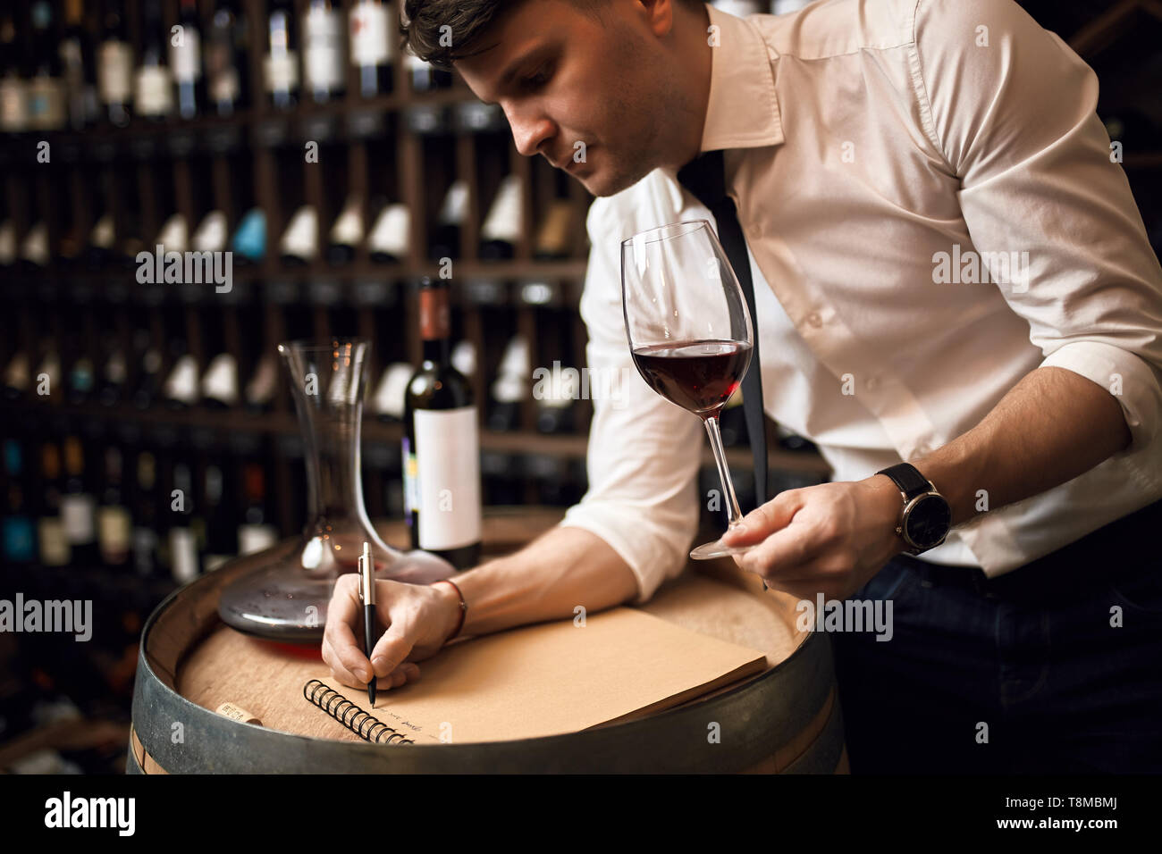 Bonne recherche sommelier est concentré sur son travail au restaurant. la photo en gros Banque D'Images