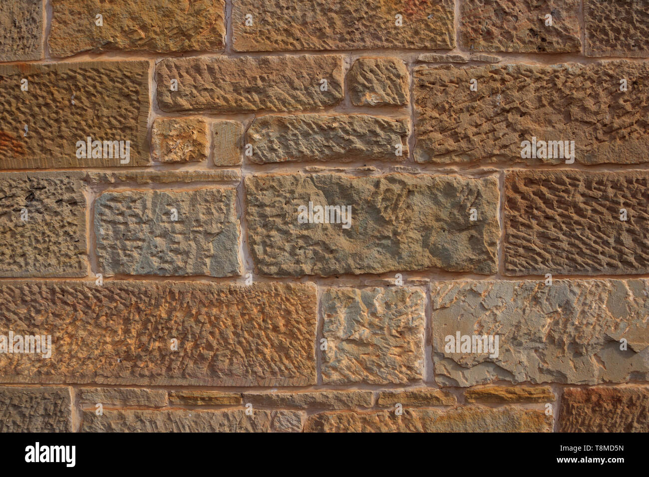 Mur de blocs de grès de l'époque coloniale en Tasmanie Australie faites par main-d'œuvre pénale montrant stipples et cisèlent marque background with copy space Banque D'Images