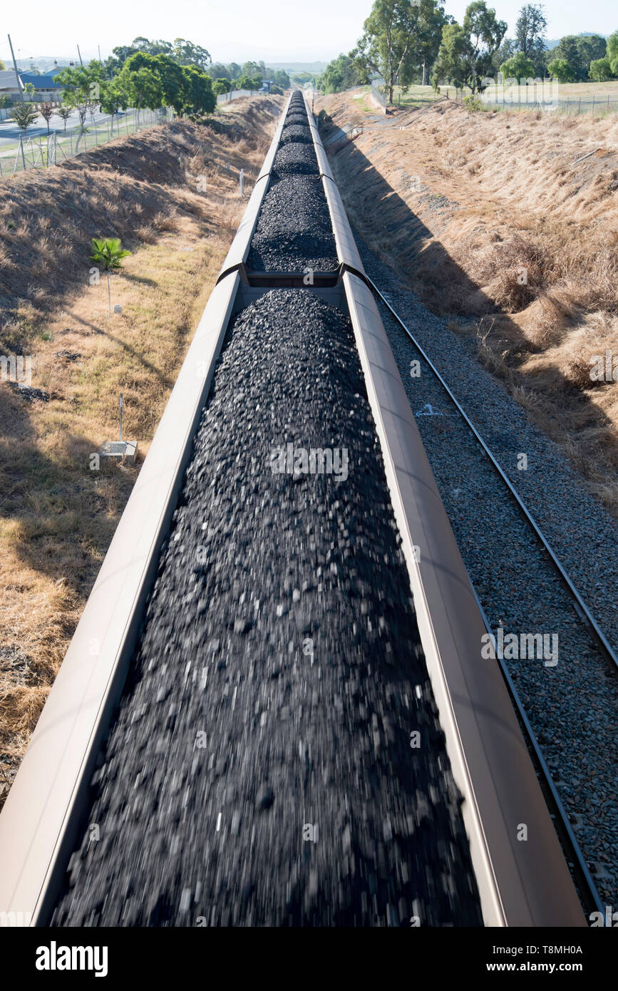 Un train de charbon sur la Nouvelle Galles du Sud du Nord passe par la ligne principale gare ferroviaire d'Aberdeen dans la haute vallée de l'Hunter, de l'Australie Banque D'Images