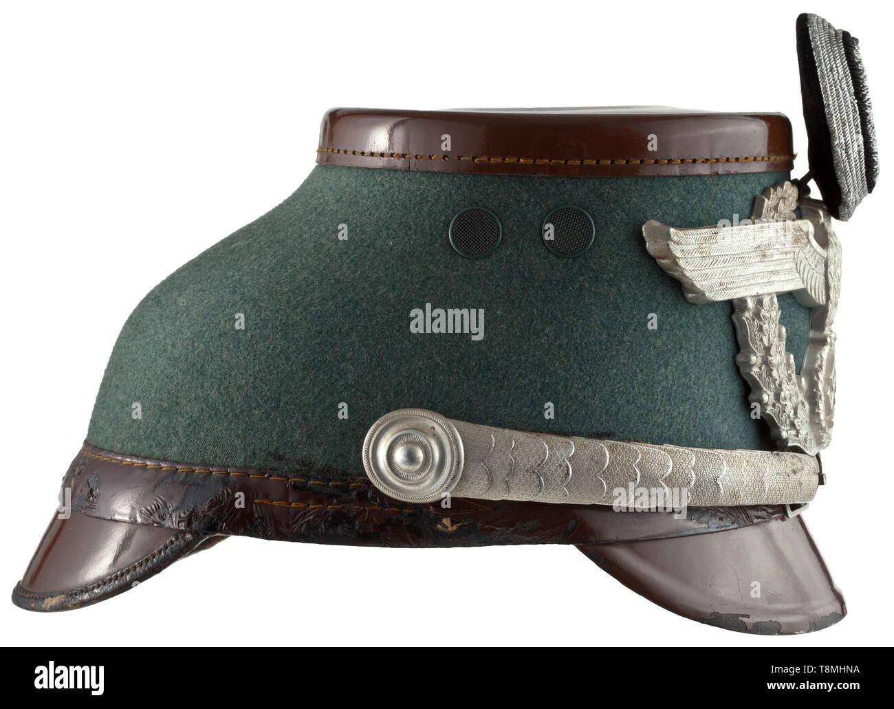 Shako d'un des officiers de la police gendarmerie crâne avec fibre-feutre vert, brun noir et couvercle pare-soleil laqué brun, chemise de soie rep, cuir brun léger en aluminium, bandeau, aigle insigne de l'argent, l'aluminium plaqué argent chin scales. La lumière des signes de vieillissement., historique, historique du 20e siècle, Additional-Rights Clearance-Info-Not-Available- Banque D'Images