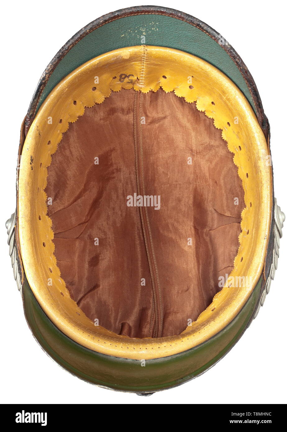 Shako d'un des officiers de la police gendarmerie crâne avec fibre-feutre vert, brun noir et couvercle pare-soleil laqué brun, chemise de soie rep, cuir brun léger en aluminium, bandeau, aigle insigne de l'argent, l'aluminium plaqué argent chin scales. La lumière des signes de vieillissement., historique, historique du 20e siècle, Additional-Rights Clearance-Info-Not-Available- Banque D'Images