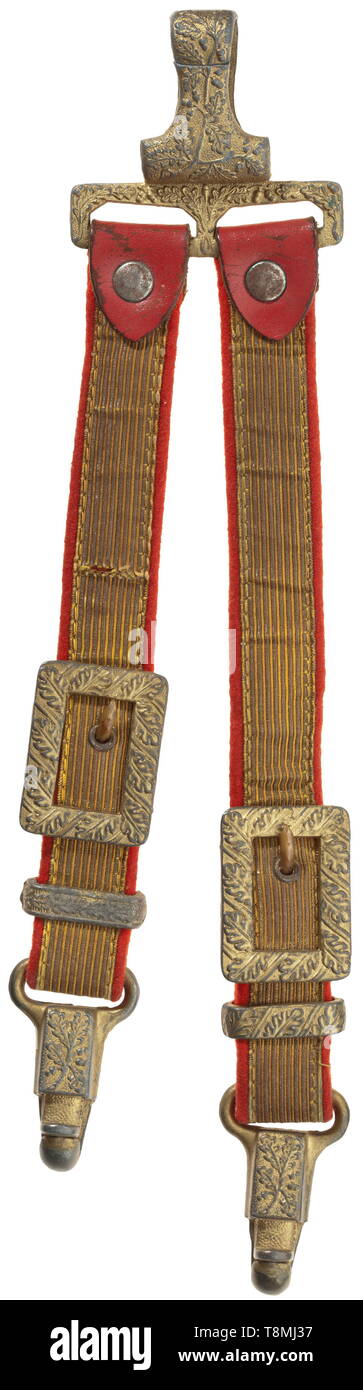 Un cintre pour un poignard pour les hauts dirigeants de la brigade d'incendie de tressage d'or rouge avec doublure en tissu et en cuir de renforts. Les pièces en métal doré à décor en relief de feuilles de chêne, certaines avec D.R.G.M. ou timbre RZM. Traces d'usure. De très rares accessoires point historique., historique, État, contrôlé par l'État, géré par l'Etat, organisations, l'organisation, l'organisation, objet, objets, alambics, clipping, coupures, cut out, cut-out, cut-outs, ustensile, pièce de l'équipement, les ustensiles, 20e siècle, Additional-Rights Clearance-Info-Not-Available- Banque D'Images