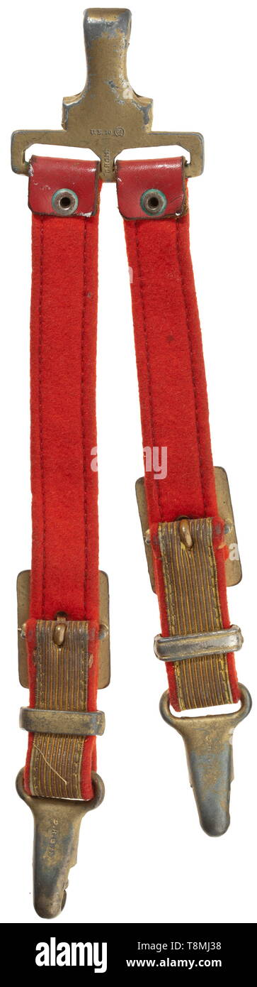 Un cintre pour un poignard pour les hauts dirigeants de la brigade d'incendie de tressage d'or rouge avec doublure en tissu et en cuir de renforts. Les pièces en métal doré à décor en relief de feuilles de chêne, certaines avec D.R.G.M. ou timbre RZM. Traces d'usure. De très rares accessoires point historique., historique, État, contrôlé par l'État, géré par l'Etat, organisations, l'organisation, l'organisation, objet, objets, alambics, clipping, coupures, cut out, cut-out, cut-outs, ustensile, pièce de l'équipement, les ustensiles, 20e siècle, Additional-Rights Clearance-Info-Not-Available- Banque D'Images