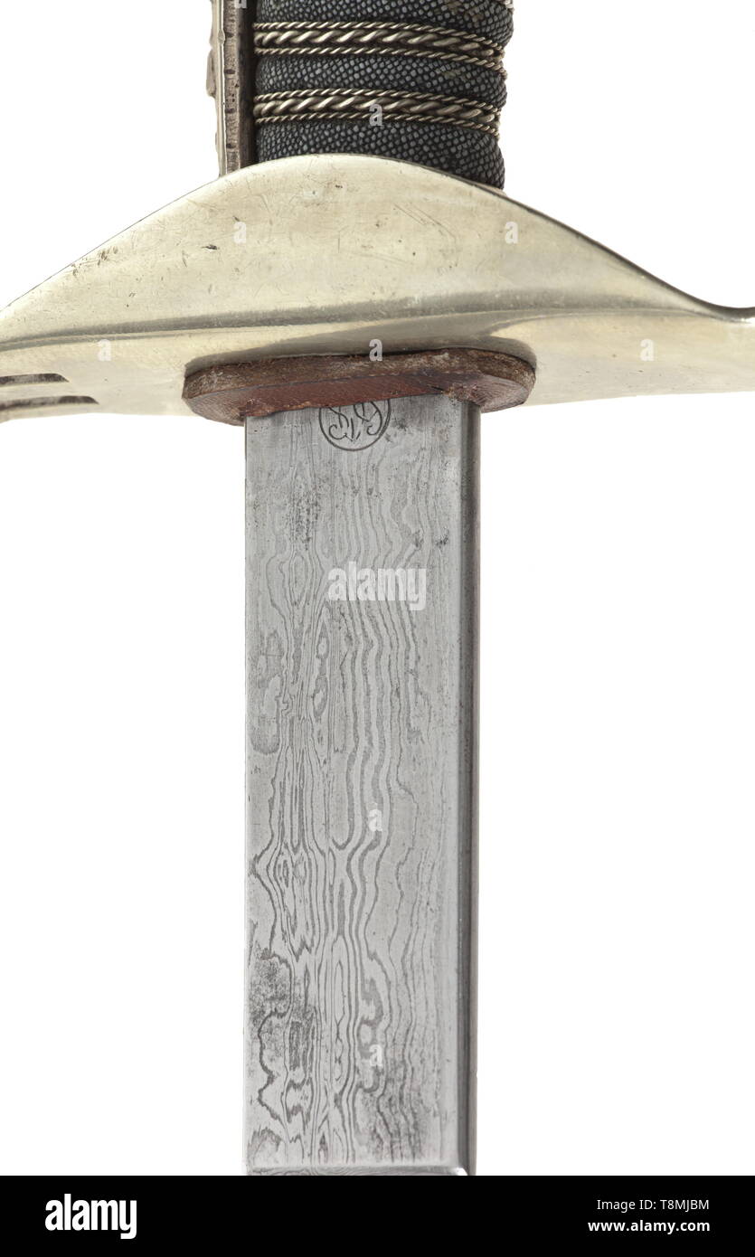 Un cadeau "sabre Honsell s./l. Dänzer pommeau tête de lion" pour les officiers avec de faux lame acier Damas, l'avers, correspondant à l'inscription, le dévouement doré frappé marche arrière avec master's Mark, à l'arrière 'M. Neumann Hoflieferant Berlin'. Le point piqué. Poignée barre en métal plaqué argent avec tête de lion et les yeux en verre rouge inséré, peau de poisson prise en main avec le fil d'enrubannage. Fourreau en fer bruni. Longueur 89 cm., historique, historique de Baden, l'allemand, l'Allemagne, le sud de l'Allemagne, le sud de l'Allemagne, 20e siècle, 19e siècle, Additional-Rights Clearance-Info-Not-Available- Banque D'Images