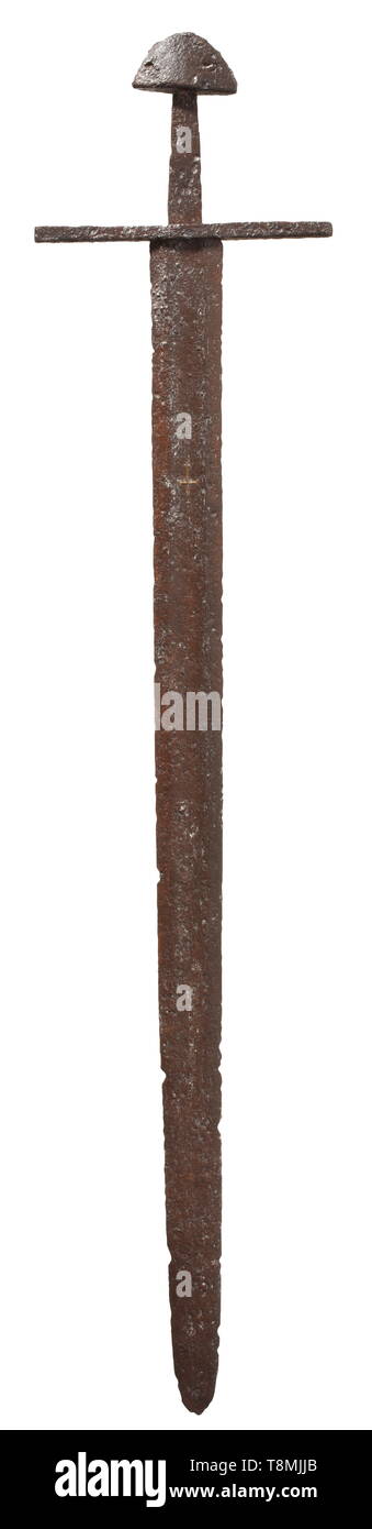 Une épée chevaleresque allemand, 10ème/11ème siècle arme à double lame avec un point légèrement arrondie et peu profonde fuller des deux côtés. Tout droit-croix armés incrusté sur un côté, faits de laiton ou bronze. Tout droit, prolongé de quillons carré. Robuste, avec un tang légèrement coniques aplatis, pommeau semi-circulaire. Longueur 97 cm. Au début rare épée datant de la période ottonienne, Oakeshott type X.A. historique., historique, épée, épées, armes, d'armes, l'arme, le bras, appareil de combat, militaire, militaria, objet, objets, alambics, clipping, clippi Additional-Rights Clearance-Info,--Not-Available Banque D'Images