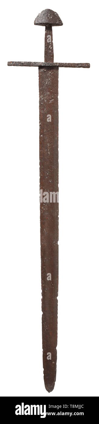 Une épée chevaleresque allemand, 10ème/11ème siècle arme à double lame avec un point légèrement arrondie et peu profonde fuller des deux côtés. Tout droit-croix armés incrusté sur un côté, faits de laiton ou bronze. Tout droit, prolongé de quillons carré. Robuste, avec un tang légèrement coniques aplatis, pommeau semi-circulaire. Longueur 97 cm. Au début rare épée datant de la période ottonienne, Oakeshott type X.A. historique., historique, épée, épées, armes, d'armes, l'arme, le bras, appareil de combat, militaire, militaria, objet, objets, alambics, clipping, clippi Additional-Rights Clearance-Info,--Not-Available Banque D'Images