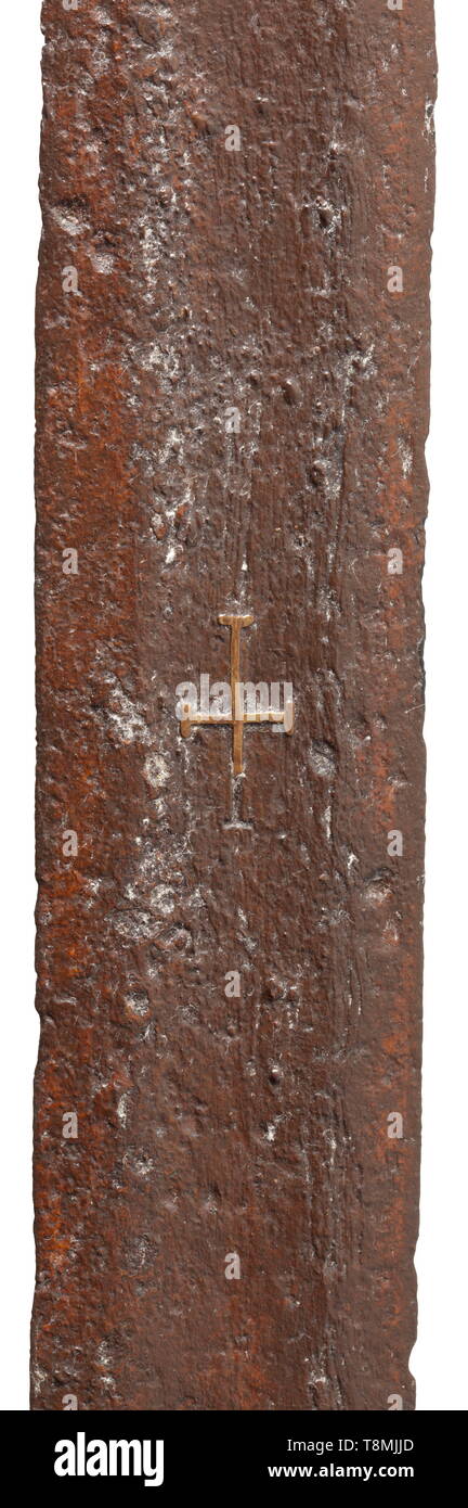Une épée chevaleresque allemand, 10ème/11ème siècle arme à double lame avec un point légèrement arrondie et peu profonde fuller des deux côtés. Tout droit-croix armés incrusté sur un côté, faits de laiton ou bronze. Tout droit, prolongé de quillons carré. Robuste, avec un tang légèrement coniques aplatis, pommeau semi-circulaire. Longueur 97 cm. Au début rare épée datant de la période ottonienne, Oakeshott type X.A. historique., historique, épée, épées, armes, d'armes, l'arme, le bras, appareil de combat, militaire, militaria, objet, objets, alambics, clipping, clippi Additional-Rights Clearance-Info,--Not-Available Banque D'Images