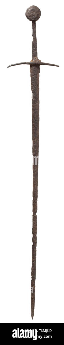 Une épée d'estoc allemand Martin, vers 1400 lame à double diamond de section. Les quillons extrémités sont légèrement inclinés vers la lame. Légèrement coniques robustes, tang, le disque pommeau télévision déport du moyeu des deux côtés. Longueur 98,5 cm. Début type d'épée conçu spécifiquement pour le charriage. Avec l'augmentation de la prévalence de l'armure de plaque dans le cadre de la 14e siècle, un coup d'épée a été mise hors service, au lieu de combattants a tenté de poignarder ses adversaires à travers les lézardes dans leur armure historique., historique, épée, épées, armes, armes, Additional-Rights Clearance-Info-w,-Not-Available Banque D'Images