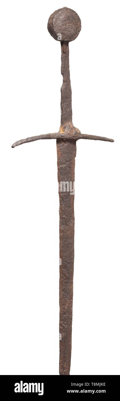 Une épée d'estoc allemand Martin, vers 1400 lame à double diamond de section. Les quillons extrémités sont légèrement inclinés vers la lame. Légèrement coniques robustes, tang, le disque pommeau télévision déport du moyeu des deux côtés. Longueur 98,5 cm. Début type d'épée conçu spécifiquement pour le charriage. Avec l'augmentation de la prévalence de l'armure de plaque dans le cadre de la 14e siècle, un coup d'épée a été mise hors service, au lieu de combattants a tenté de poignarder ses adversaires à travers les lézardes dans leur armure historique., historique, épée, épées, armes, armes, Additional-Rights Clearance-Info-w,-Not-Available Banque D'Images