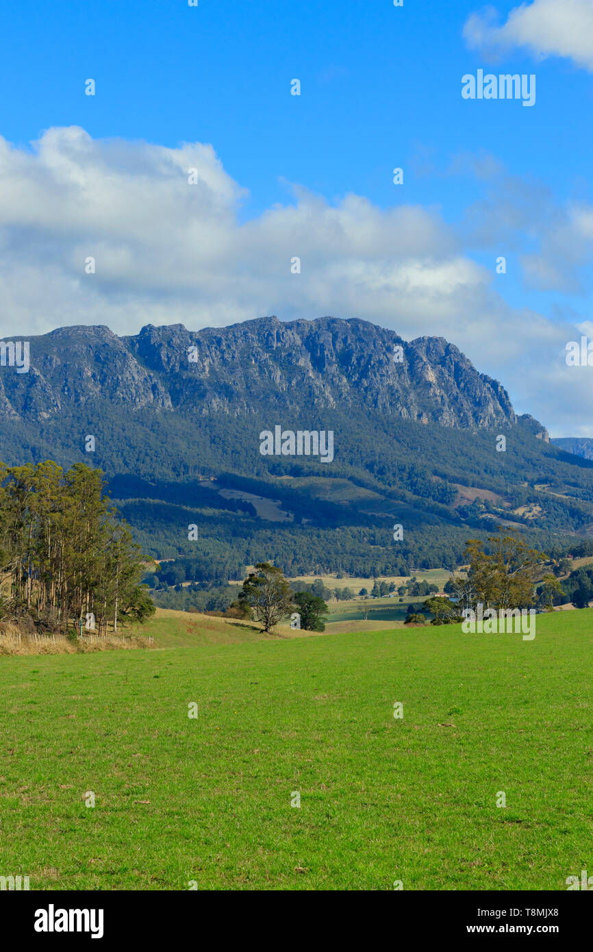 Mont Roland à l'extrémité nord de la grande région de l'ouest de la Tasmanie est Niveaux de 1233 mètres de hauteur. Banque D'Images