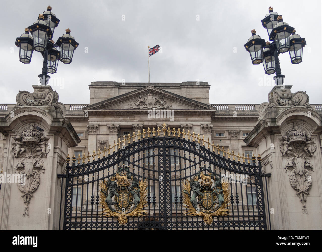 Londres, Royaume-Uni - Octobre 11, 2018 ; porte de Buckingham palace avec le drapeau comme un signe de la reine d'Angleterre est à la maison Banque D'Images