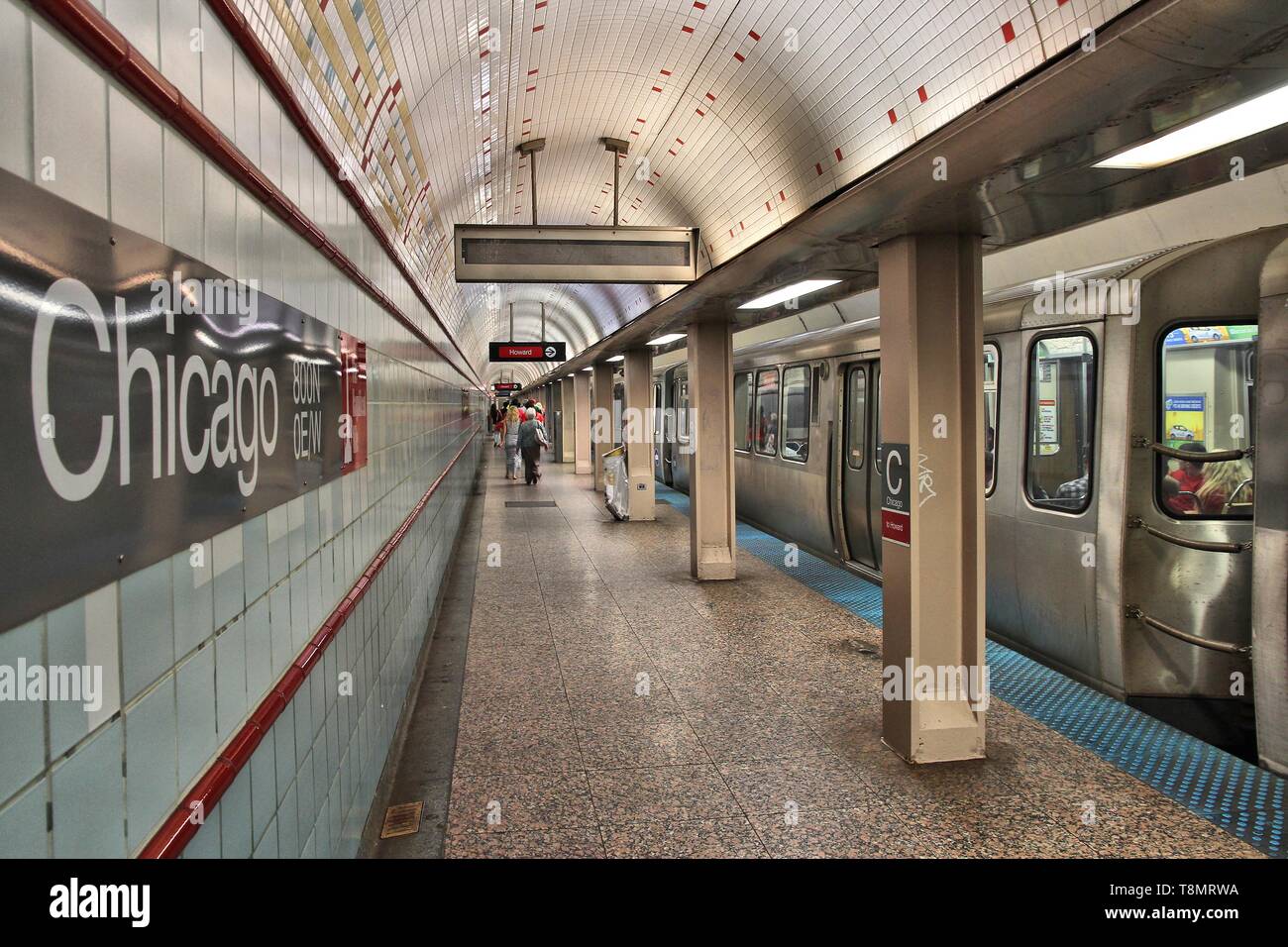 CHICAGO, USA - 28 juin 2013 : la sortie de la station de métro de Chicago  train surélevé. El train system a servi 231 millions de dollars en 2012  Photo Stock - Alamy