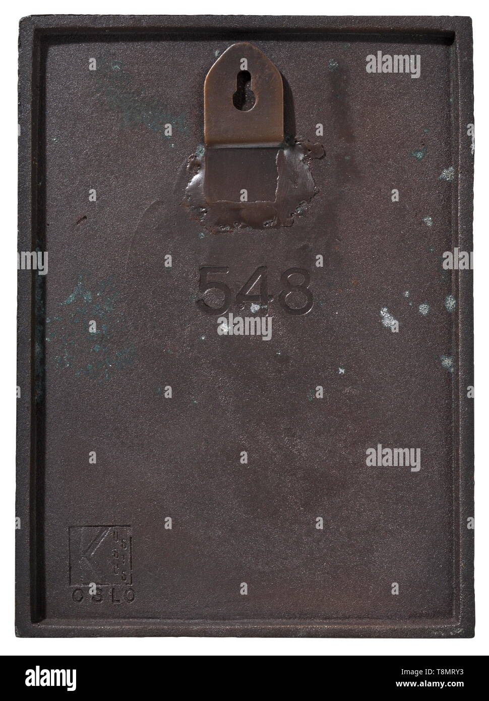 Une plaque pour l'honneur de réalisation dans l'air Spécial Norvège - District de Chevalier de la Croix de Hamer Award Winner (document no. 548) pour la plaque décernée le 25 juillet 1941 à l'Oberleutnant Hamer avec signature originale du général commandant. Inclus est la plaque, avec l'ensemble du châssis, le nombre et la marque d'Oslo. Le document et la plaque avec les numéros correspondants. Dimensions du document 15 x 21 cm, dimensions de la plaque 11 x 15 cm. Reino Hamer reçoit la Croix de Chevalier de la Croix de fer le 5 septembre 1944, comme Hauptmann (capitaine) alors que dans le commandement de I./Fallschirm-Jäger R, Editorial-Use-seulement Banque D'Images