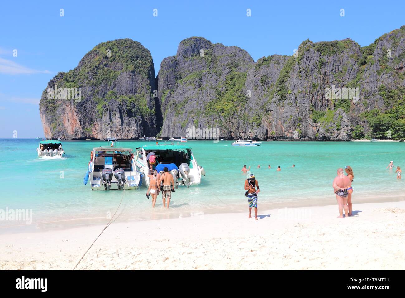 KO PHI PHI, THAÏLANDE - 20 décembre 2013 : visite de l'île de Koh Phi Phi en Thaïlande. 26,7 millions de personnes ont visité la Thaïlande en 2013. Banque D'Images