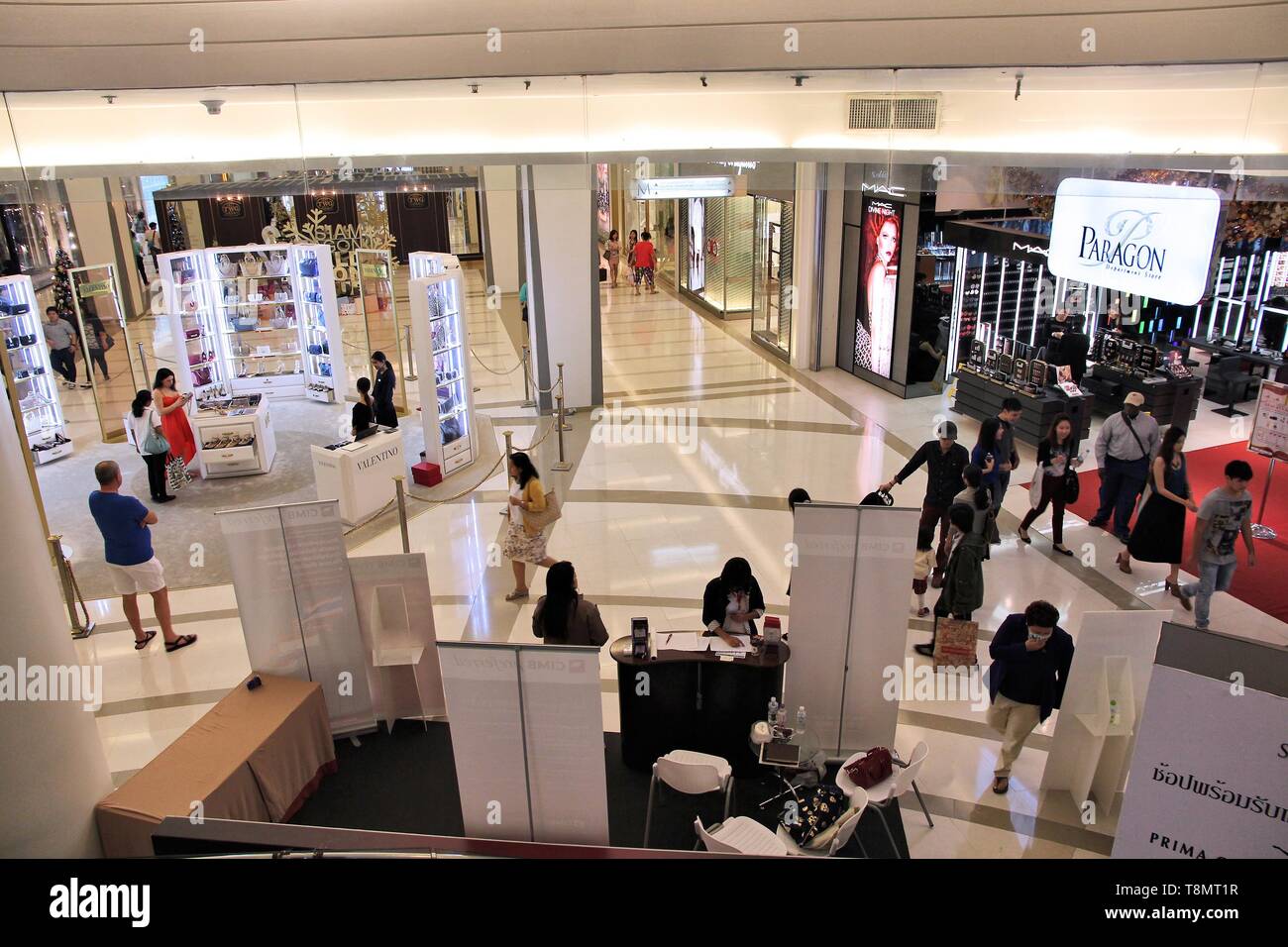 BANGKOK, THAÏLANDE - 24 décembre 2013 : Les acheteurs visitent de Siam Paragon mall à Bangkok. Il a été ouvert en 2005 et compte plus de 270 magasins. Banque D'Images