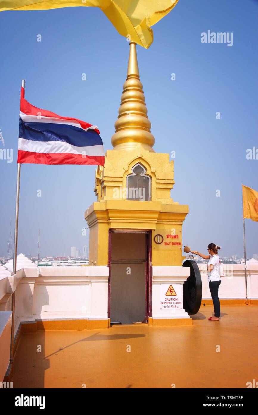 BANGKOK, THAÏLANDE - le 7 décembre 2013 : visites touristiques mont Golden temple à Bangkok. 26,7 millions de personnes ont visité la Thaïlande en 2013. Banque D'Images