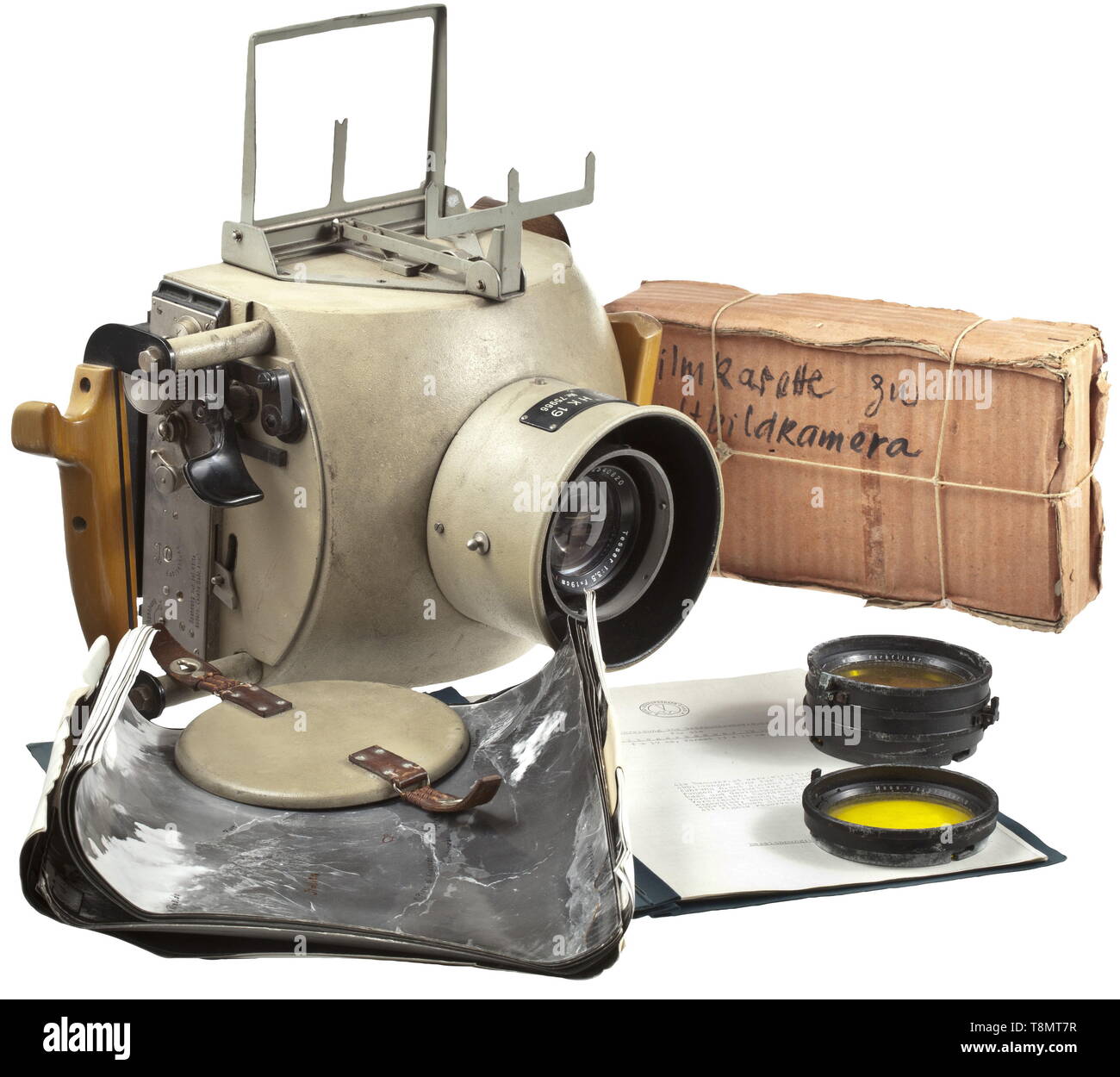 Une caméra à l'HK 19 de Zeiss Aerotopograph Co. avec accessoires et photos enveloppe métallique, vernis beige, resp. les poignées en cuir. Ouverture avec couvercle amovible. La mention "HK 19 - Nr. 75966" ainsi que le logo de la société Carl Zeiss, Jena. La face supérieure avec l'oculaire pliable, l'optique intégrée 'Tessar 1:3,5 f =19 cm - N° 2540820', sur la coquille latérale avec vérin, télécommandes d'obturation et le levier de sécurité. Pas de rlm marquages. Pas vérifié pour l'exhaustivité et la fonction. Ce genre d'appareil photo a été utilisé dans les unités de reconnaissance des formations de vol. Est livré avec quelques Editorial-Use filte, seule Banque D'Images