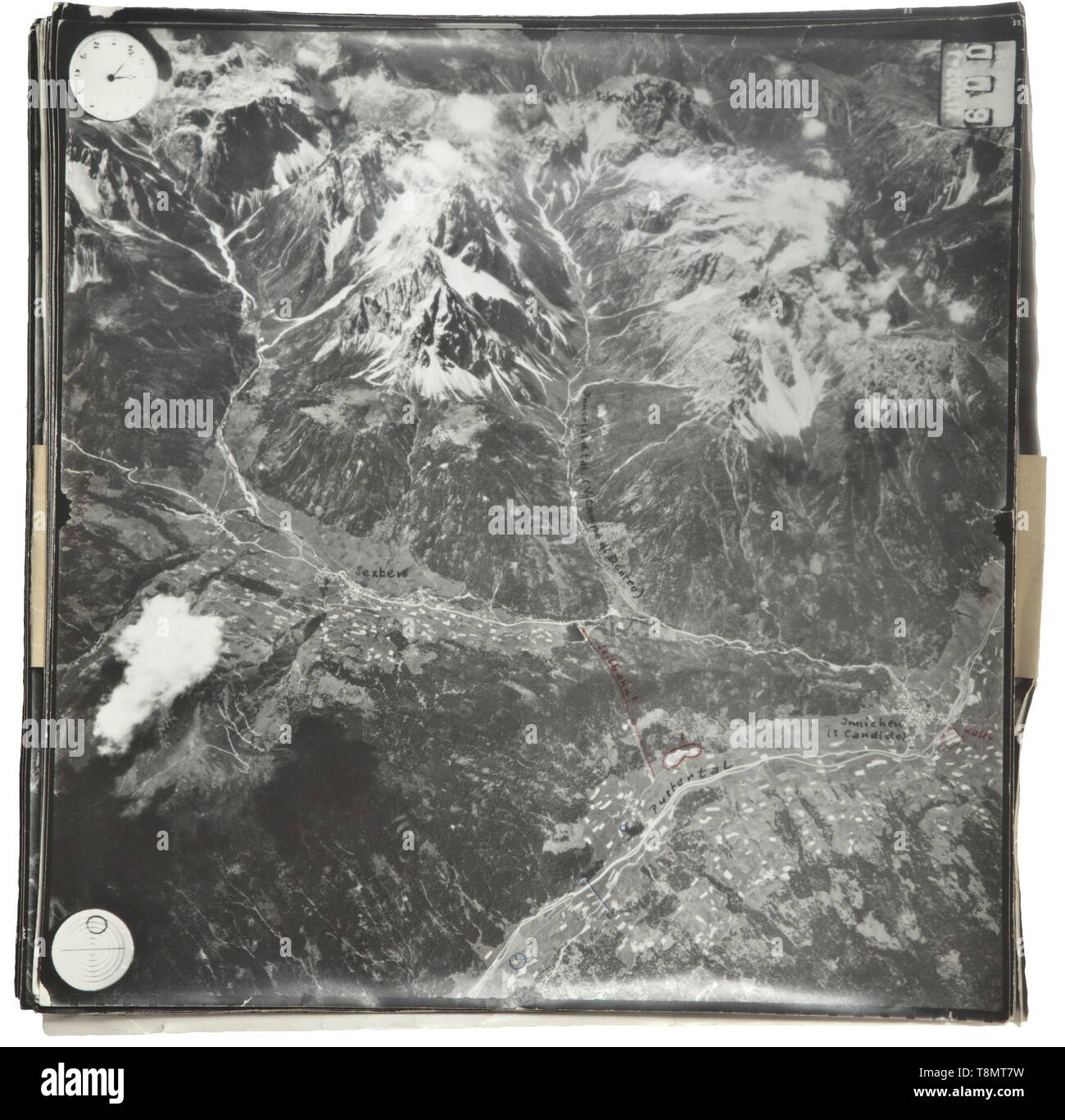 Une caméra à l'HK 19 de Zeiss Aerotopograph Co. avec accessoires et photos enveloppe métallique, vernis beige, resp. les poignées en cuir. Ouverture avec couvercle amovible. La mention "HK 19 - Nr. 75966" ainsi que le logo de la société Carl Zeiss, Jena. La face supérieure avec l'oculaire pliable, l'optique intégrée 'Tessar 1:3,5 f =19 cm - N° 2540820', sur la coquille latérale avec vérin, télécommandes d'obturation et le levier de sécurité. Pas de rlm marquages. Pas vérifié pour l'exhaustivité et la fonction. Ce genre d'appareil photo a été utilisé dans les unités de reconnaissance des formations de vol. Est livré avec quelques Editorial-Use filte, seule Banque D'Images